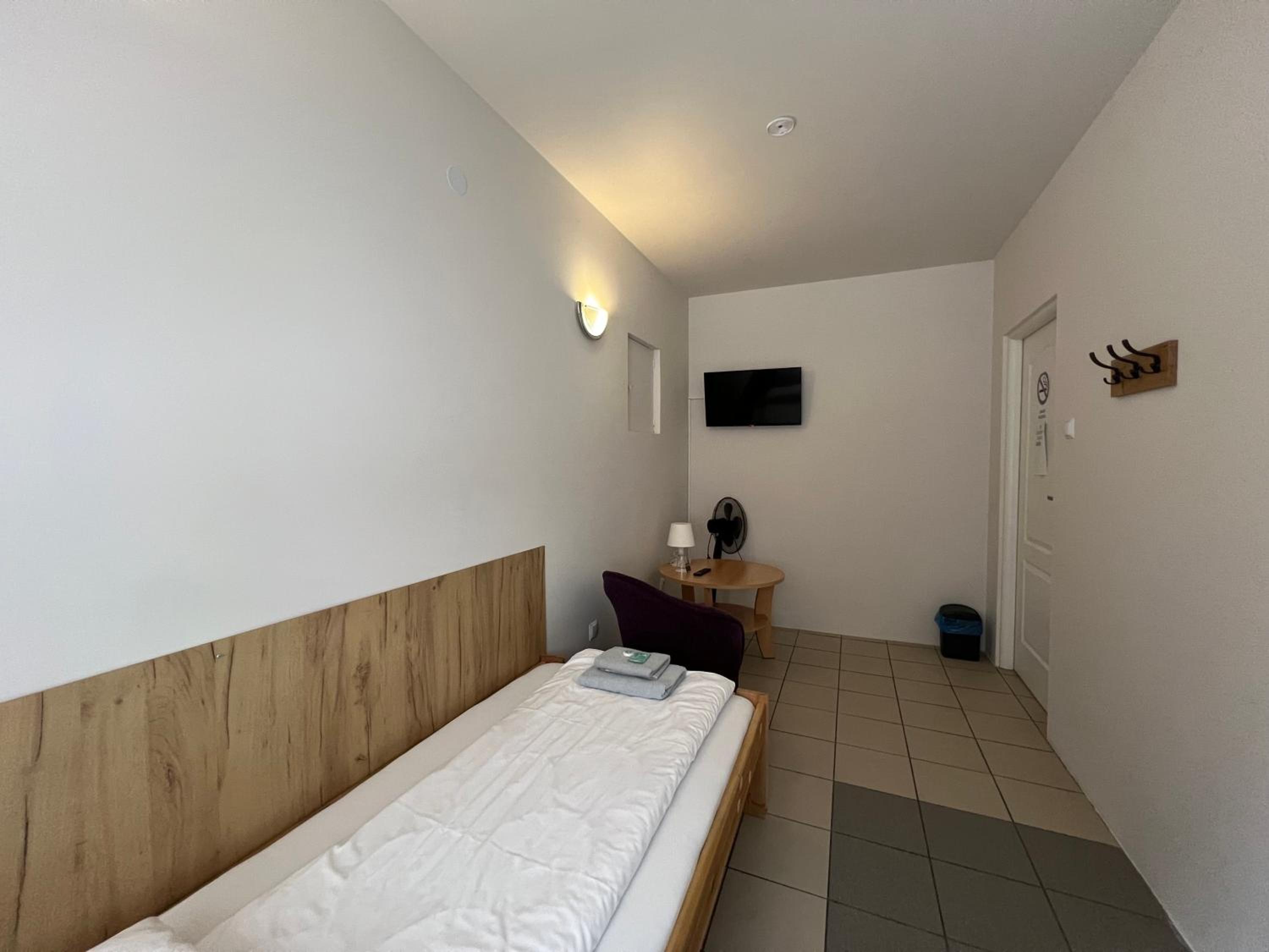 Standard Single Room with Shared Bathroom photo 3