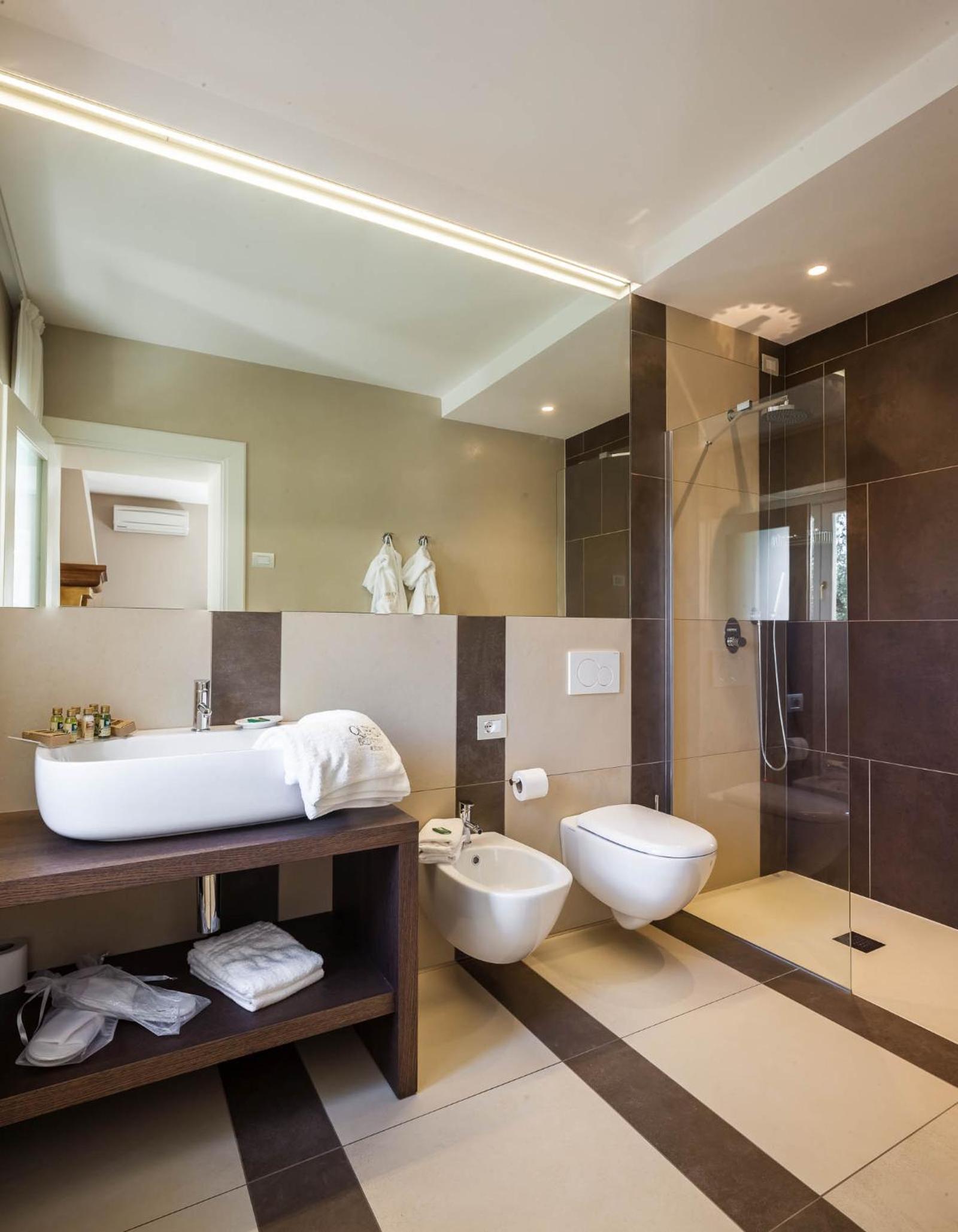Superior Double Room with Garden and Lake View  photo 2