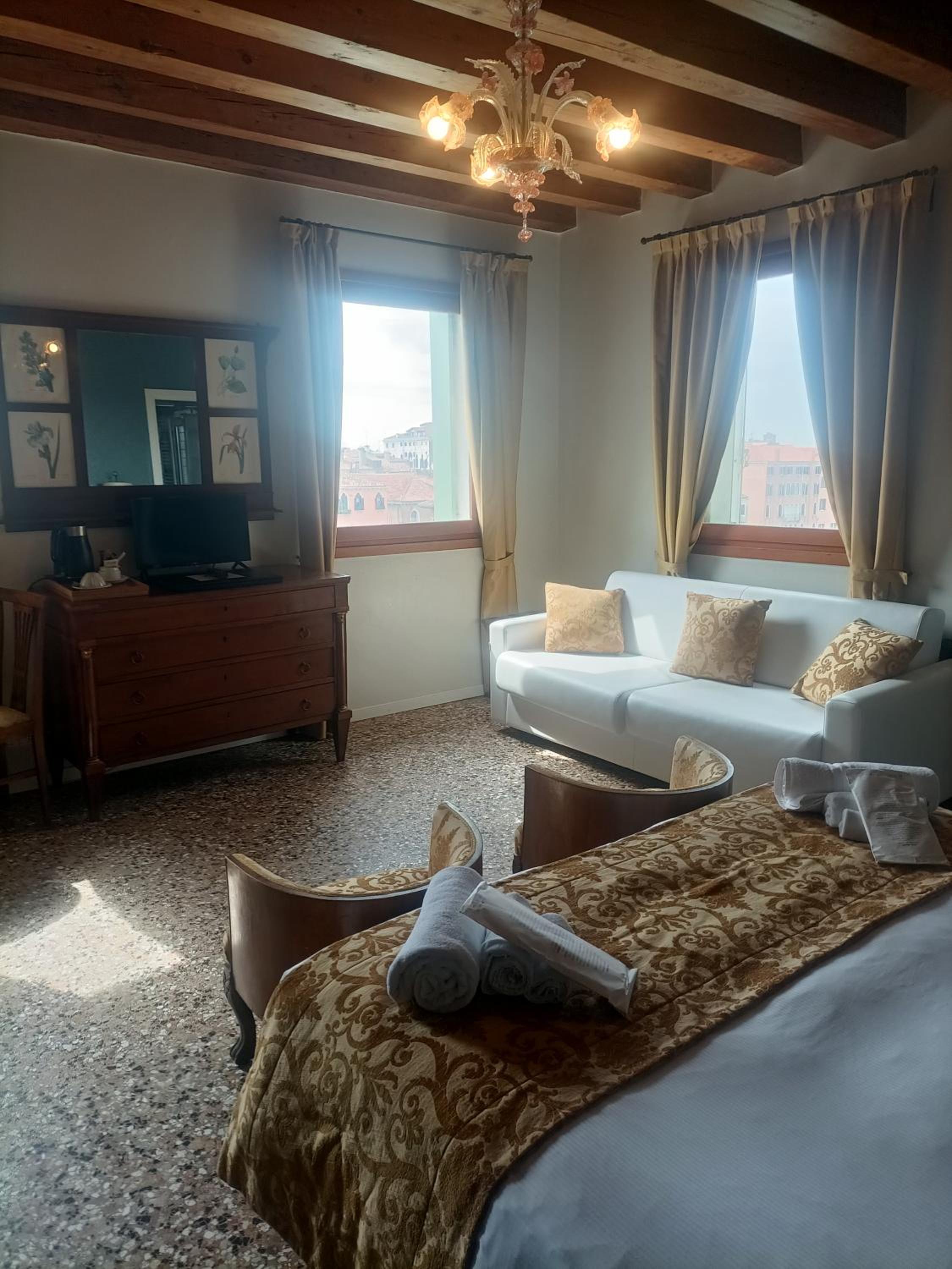 Deluxe Double Room with Grand Canal View photo 2
