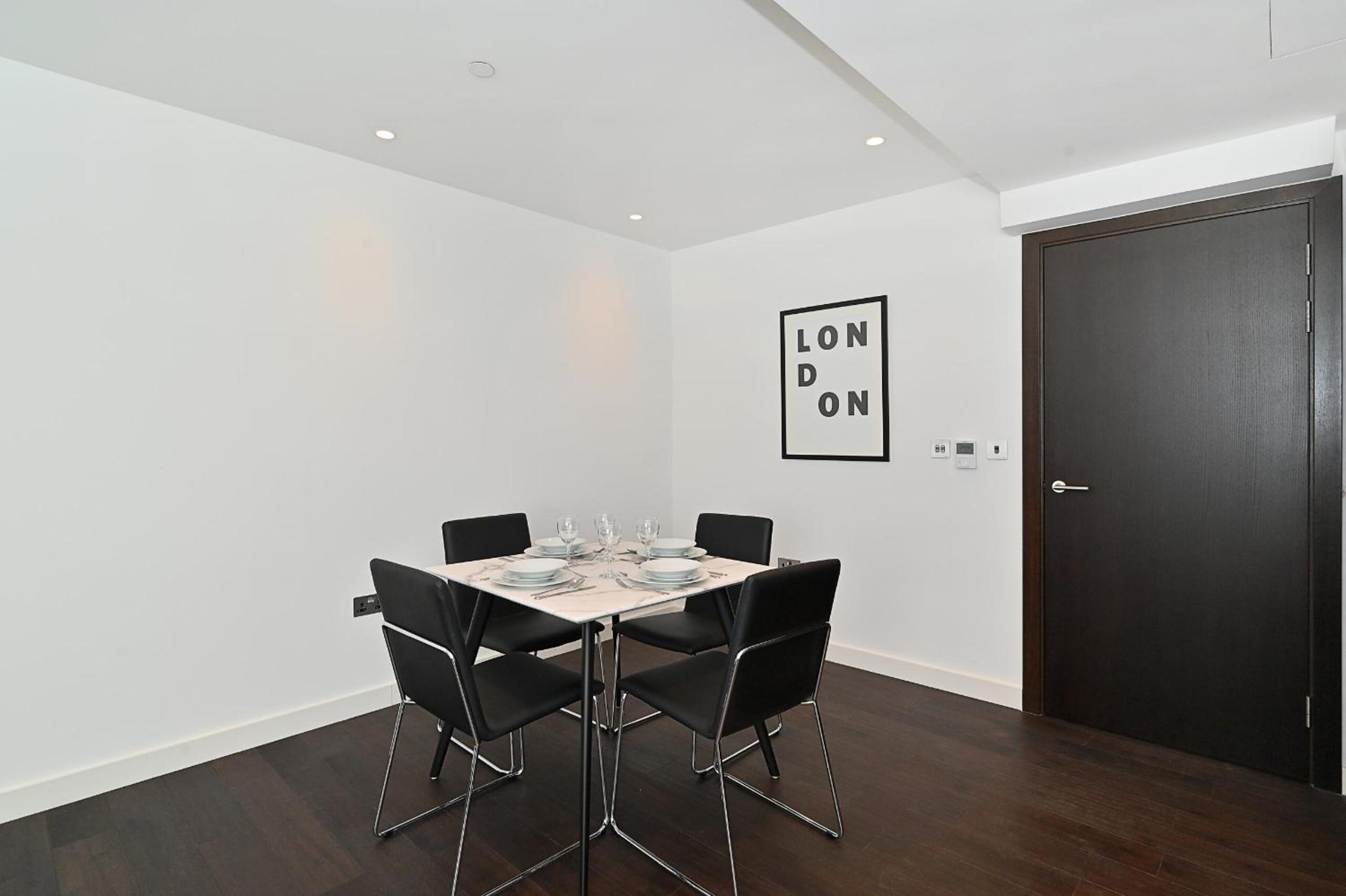 One-Bedroom Superior Apartment photo 2