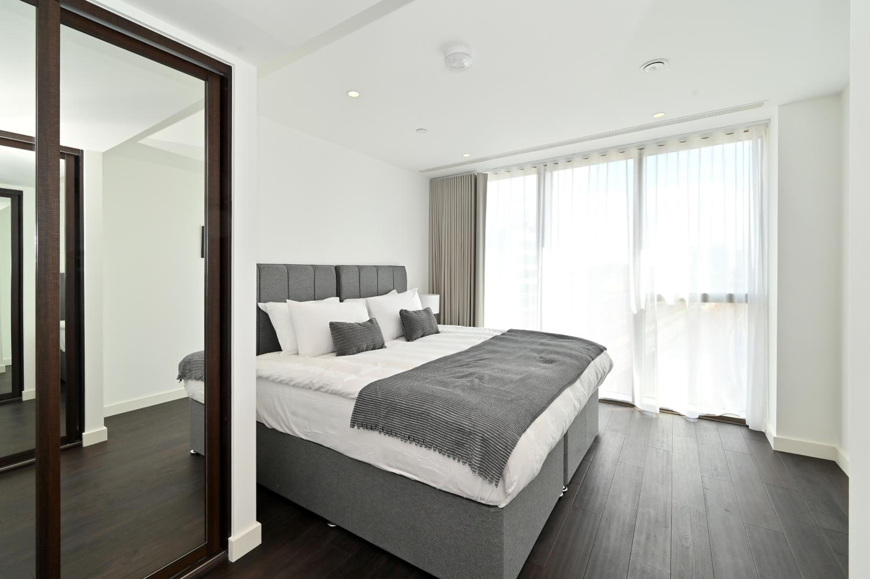 One-Bedroom Superior Apartment photo 2