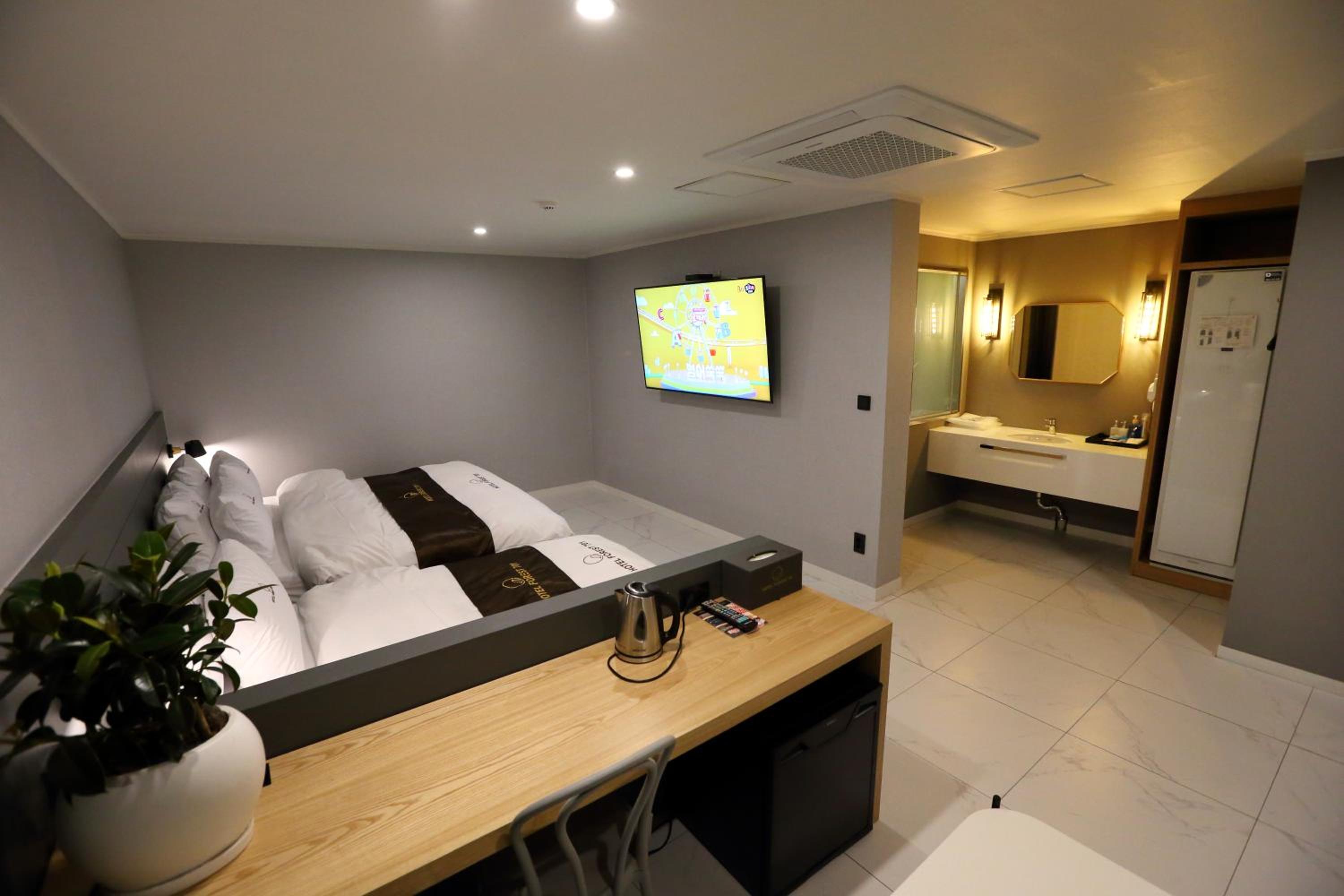 Suite - Photo 3
