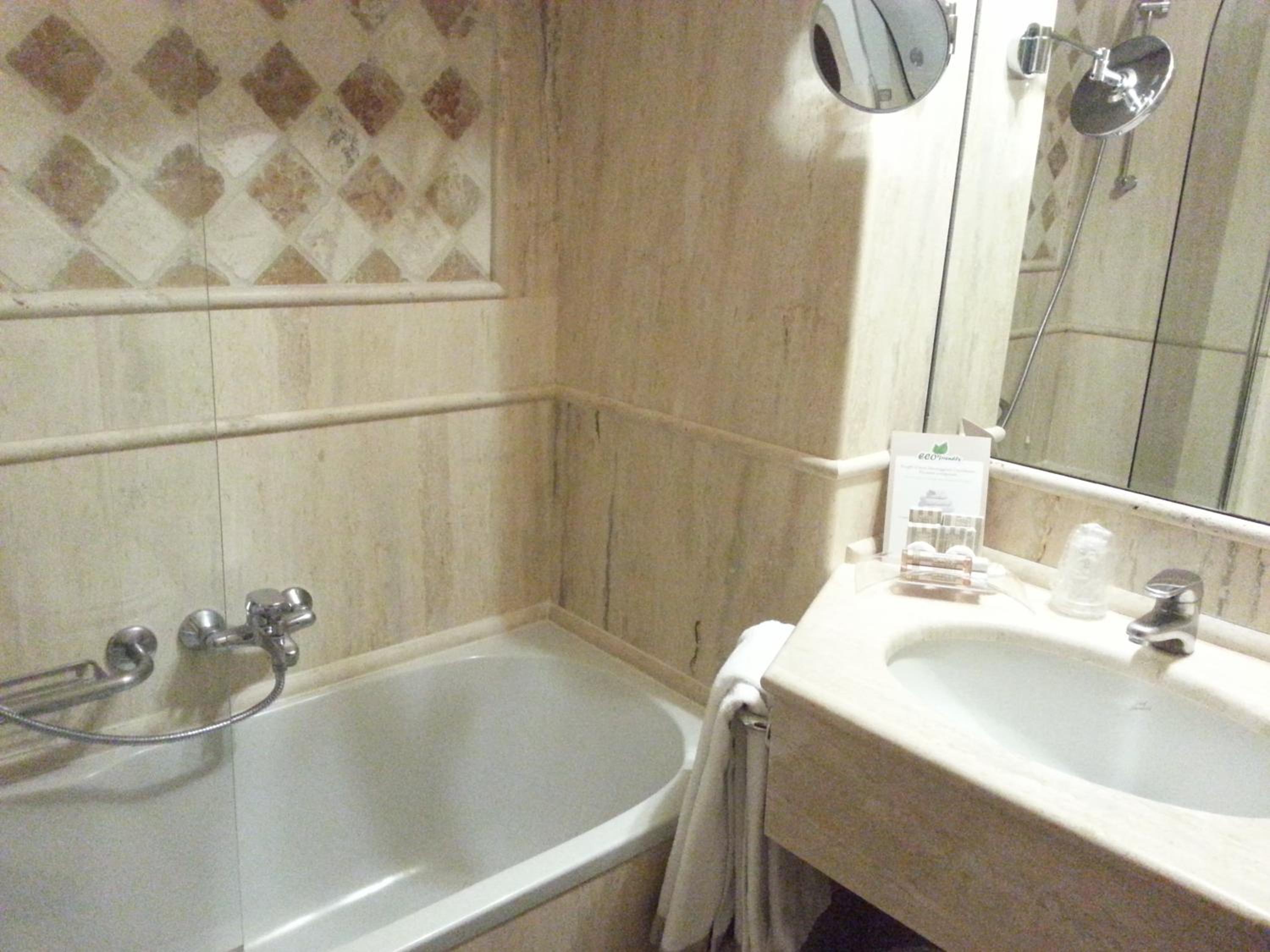 Standard Double or Twin Room - Photo 5