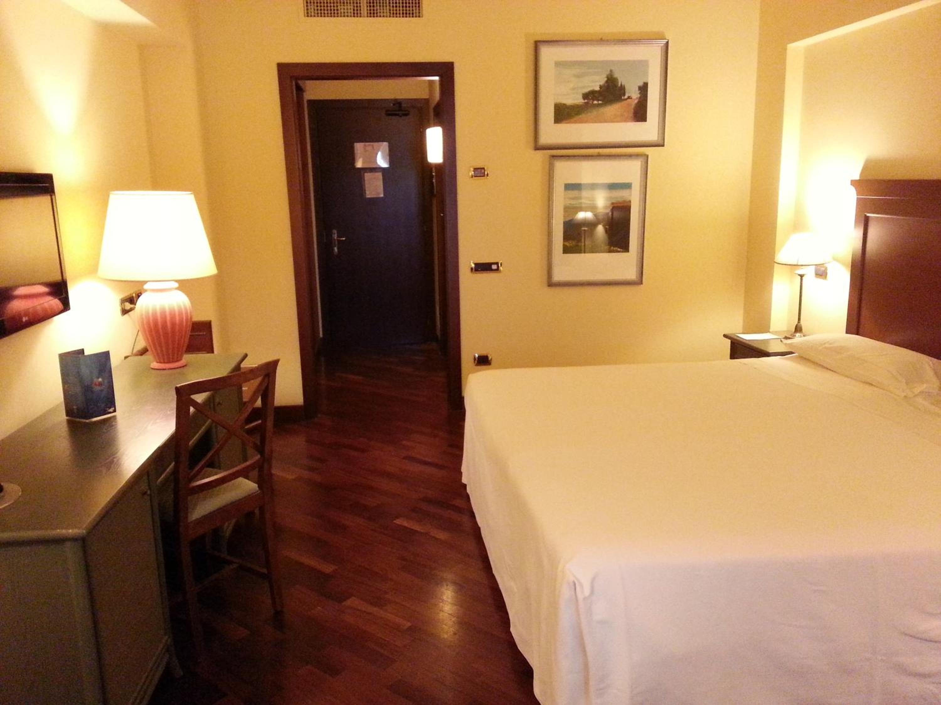 Standard Double or Twin Room - Photo 2