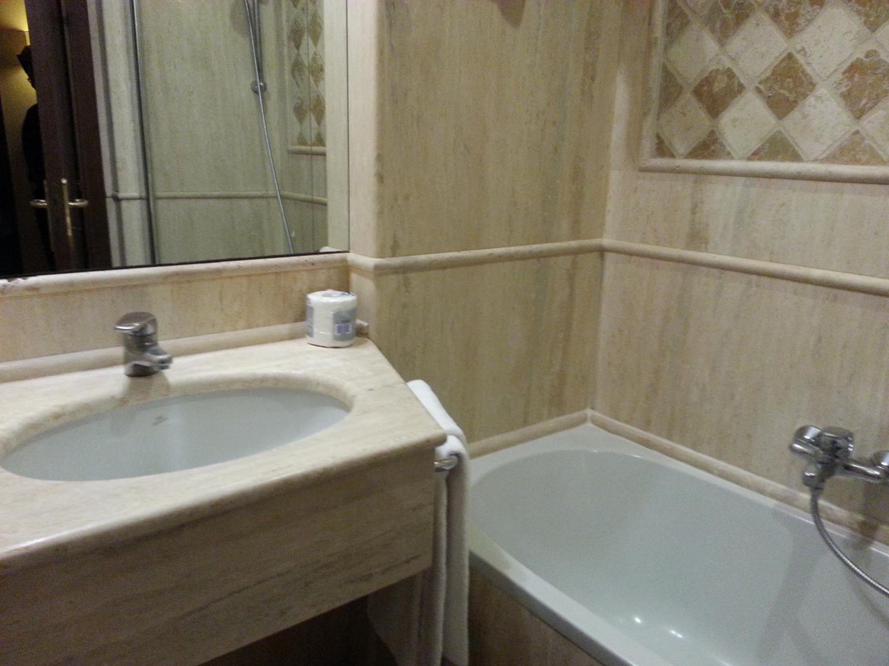 Standard Double or Twin Room with Sea View - Photo 4