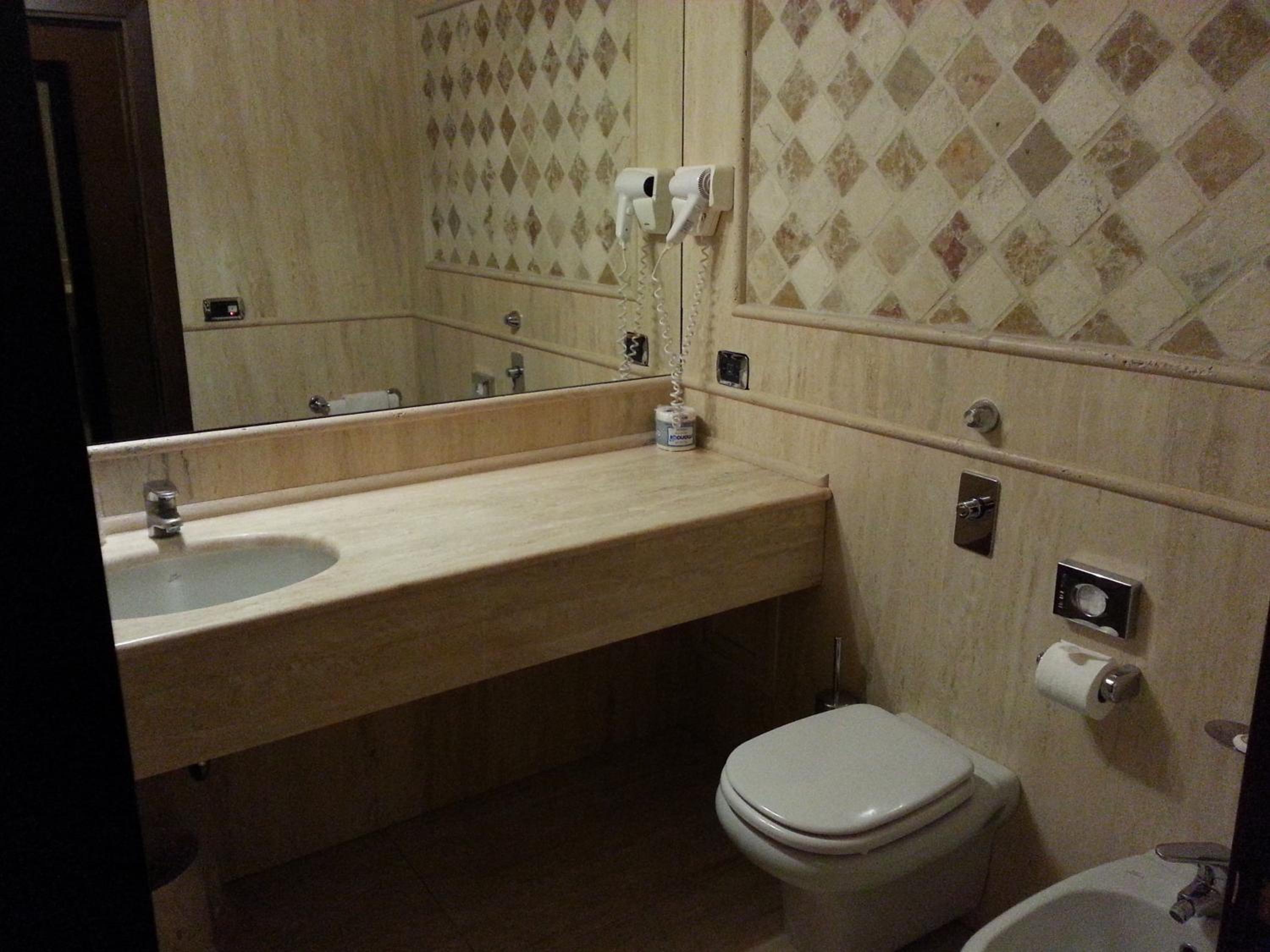 Standard Double or Twin Room - Photo 3