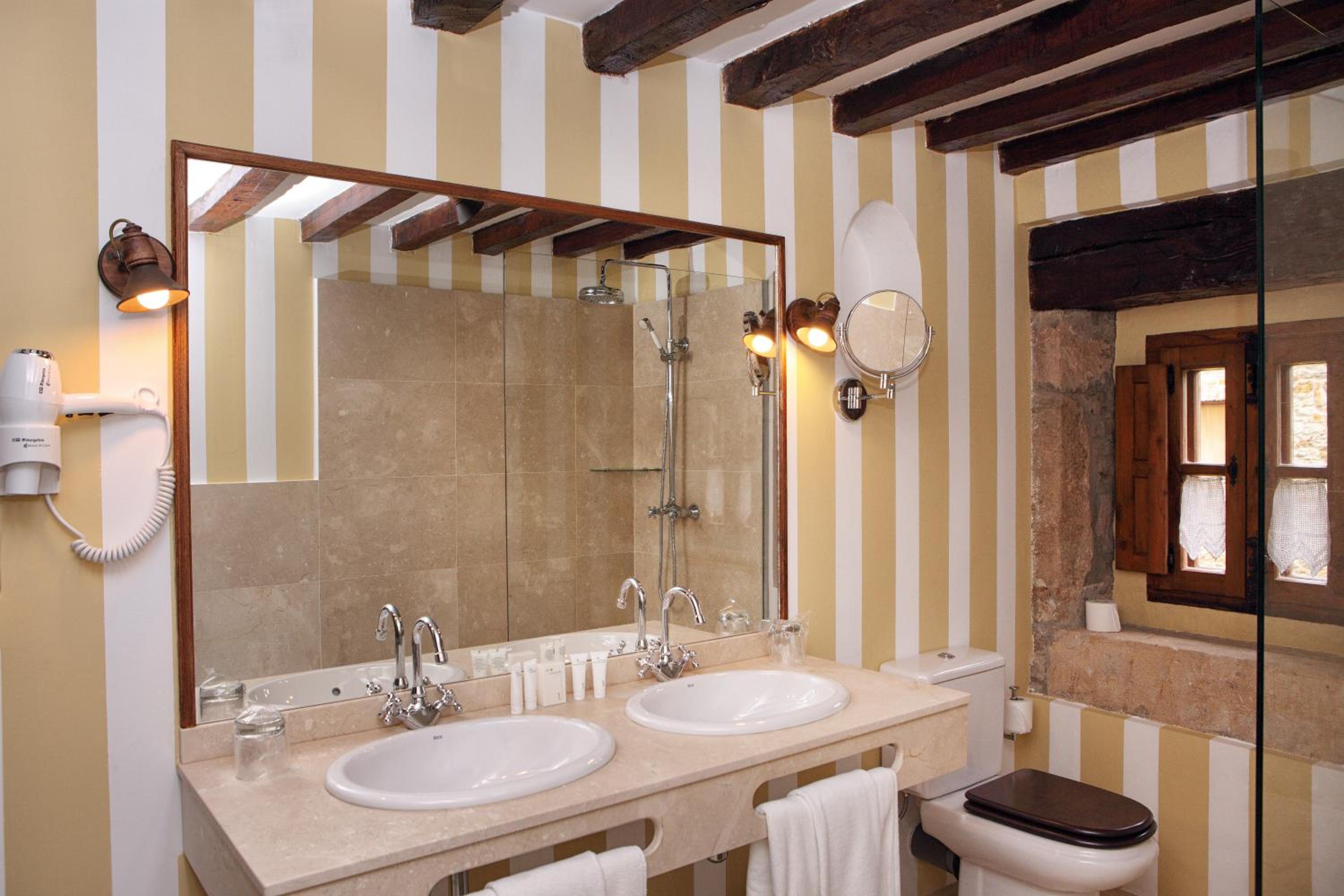 Premium Double or Twin Room - Photo 9