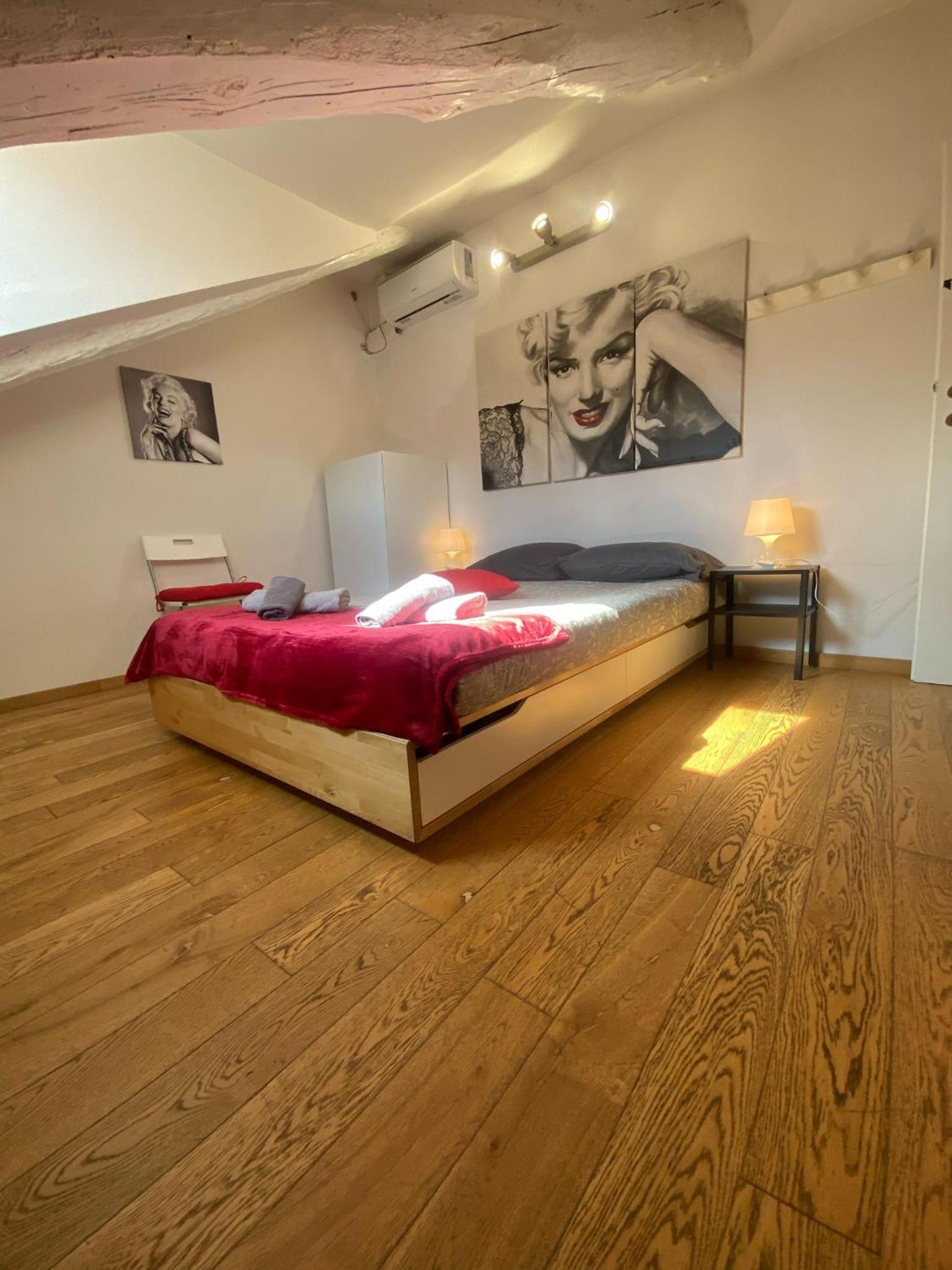 One-Bedroom Apartment - Photo 12