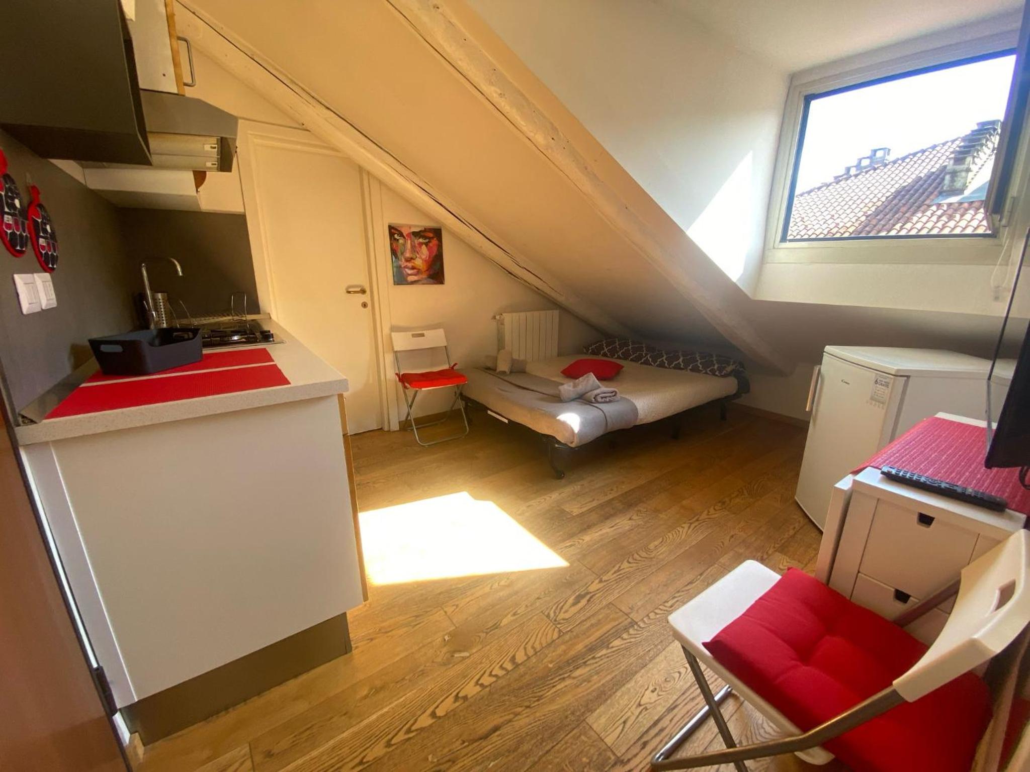 One-Bedroom Apartment - Photo 3