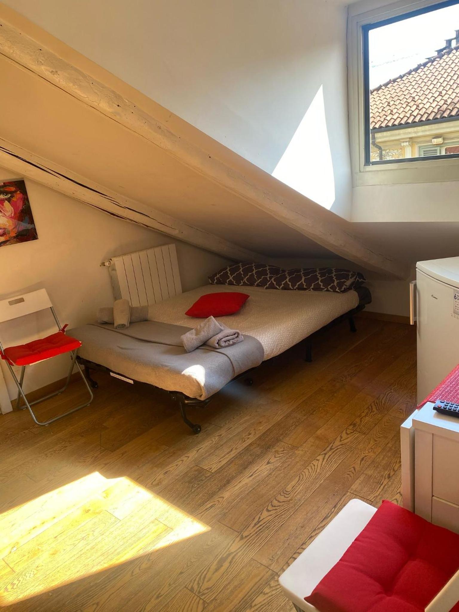 One-Bedroom Apartment - Photo 9