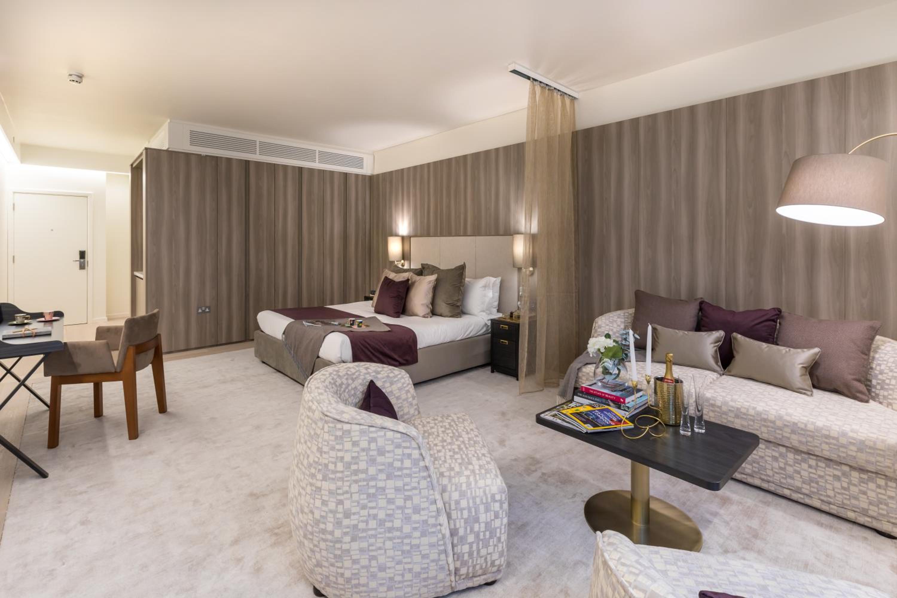 King Suite with Balcony photo 1