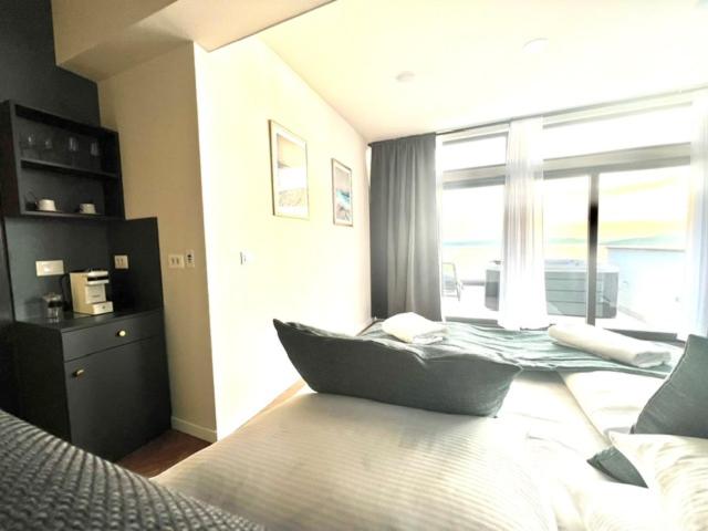 One-Bedroom Apartment with Rooftop Spa Bath photo 3