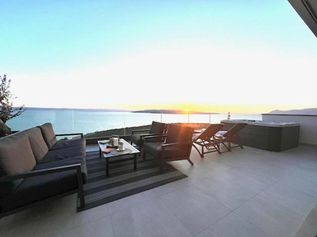One-Bedroom Apartment with Rooftop Spa Bath photo 3