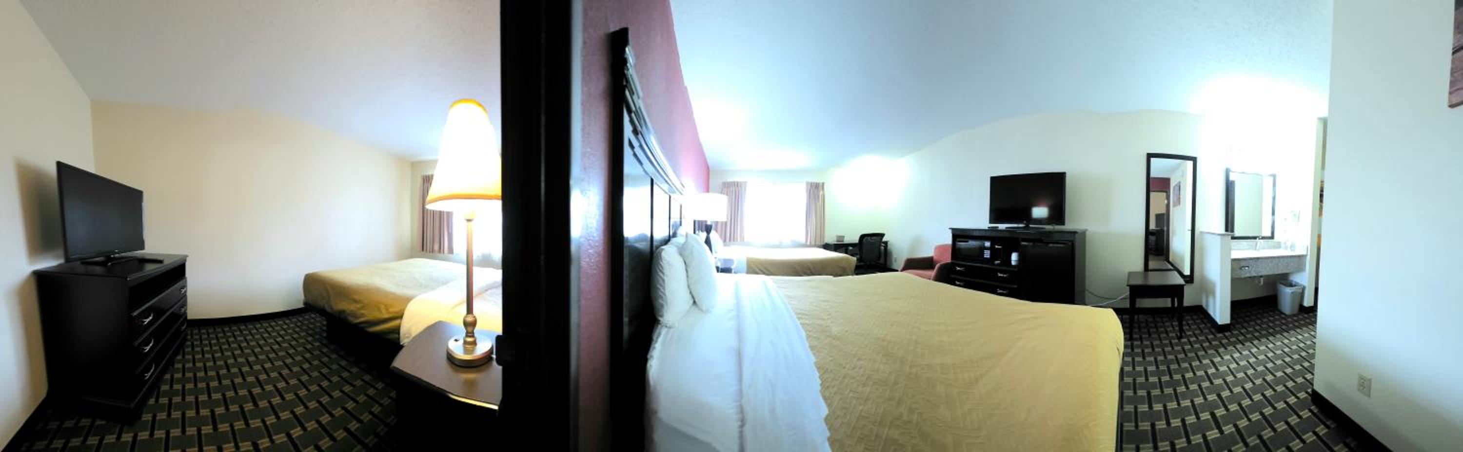 Suite with One King and Two Queen Beds - Non-Smoking photo 2