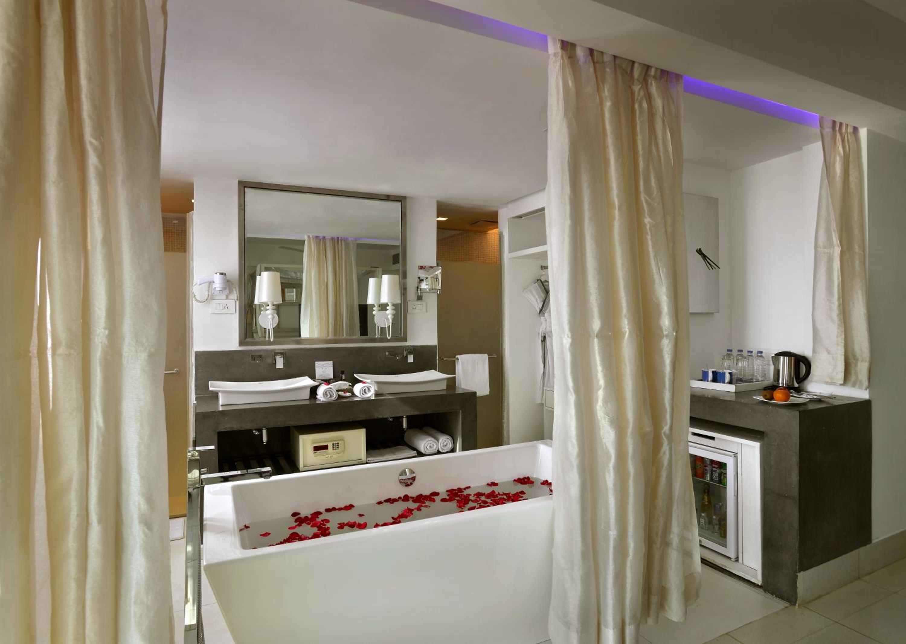 Deluxe Suite with Sea View – Balcony and Bathtub (Complimentary Cocktail on Arrival) – Happy Hours 1+1 from 5 pm to 7 pm on selected brands Deluxe Suite with Sea View – Balcony and Bathtub (Complimentary Cocktail on Arrival) – Happy Hours 1+1 from 5 pm to 7 pm on selected brands