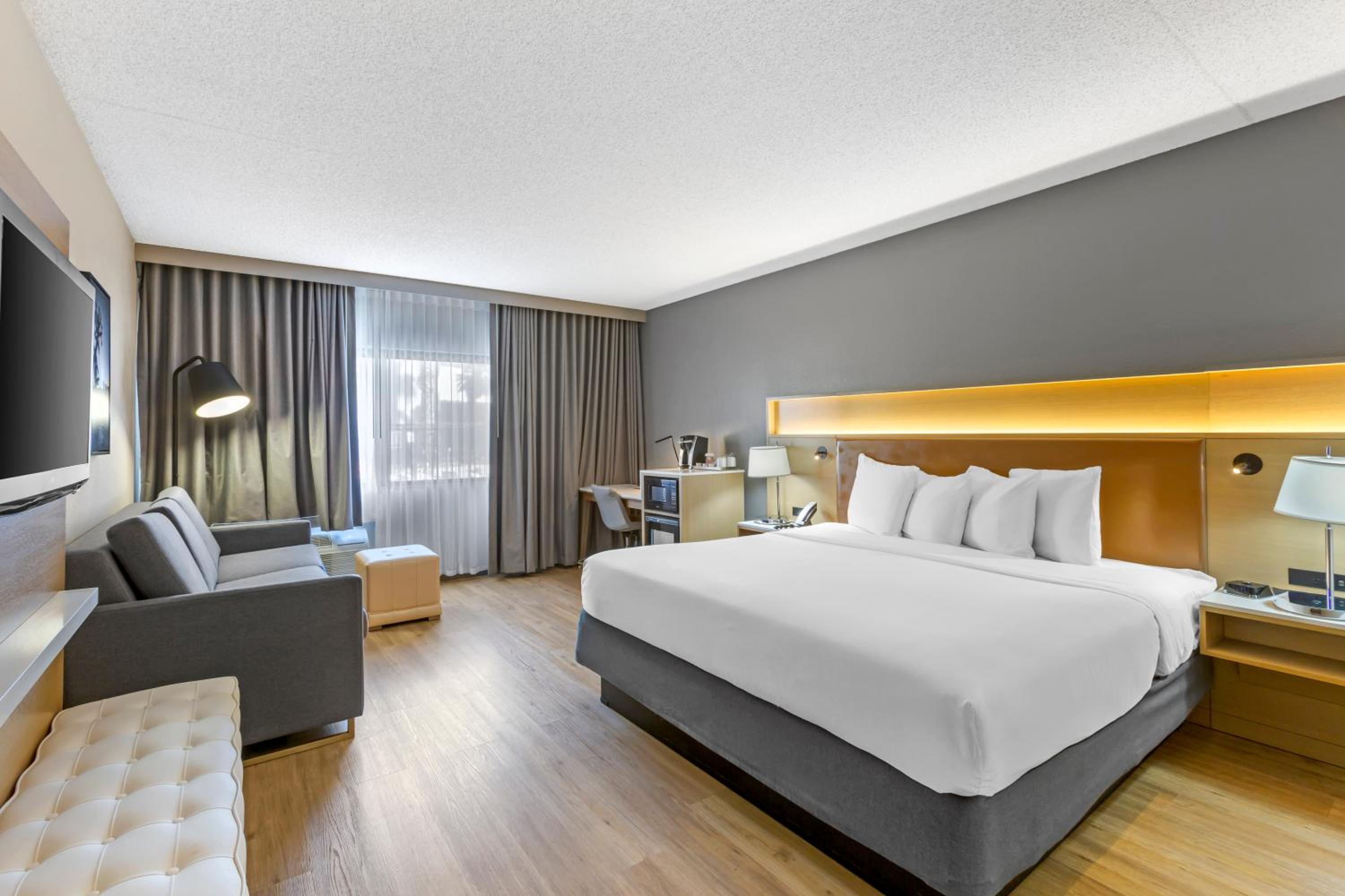 One-Bedroom King Suite - Non Smoking - Photo 1