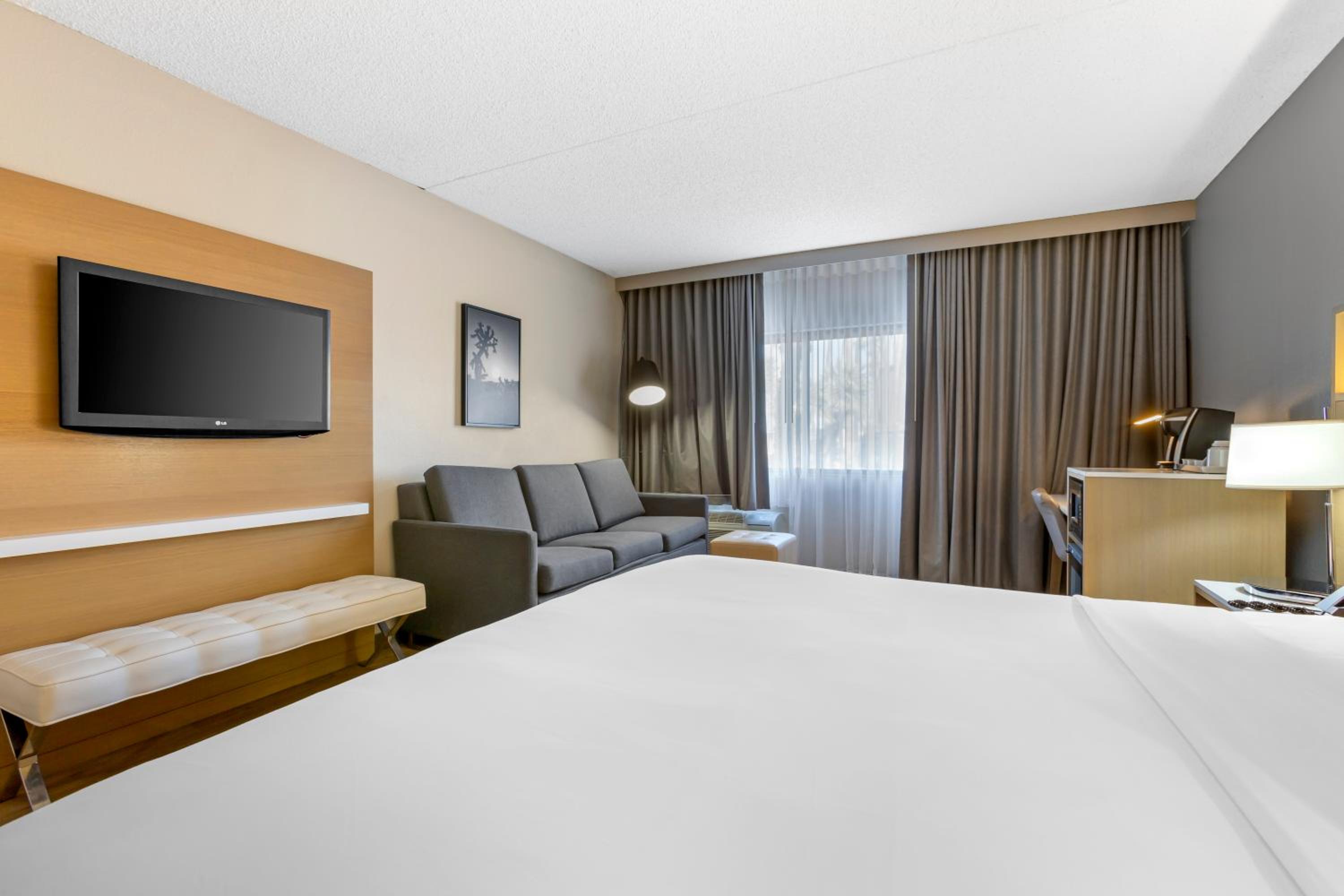 One-Bedroom King Suite - Non Smoking - Photo 2