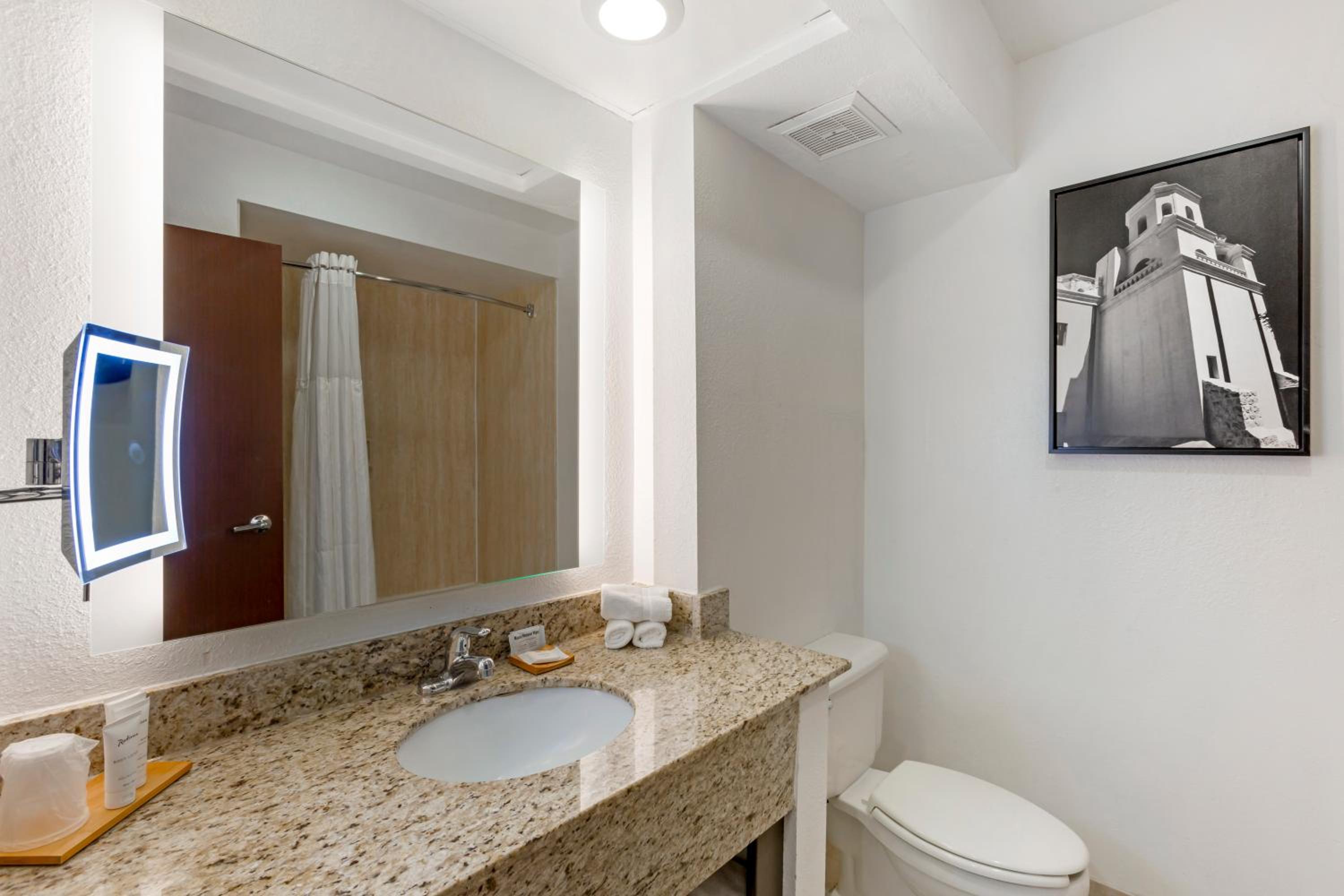 One-Bedroom King Suite - Non Smoking - Photo 3