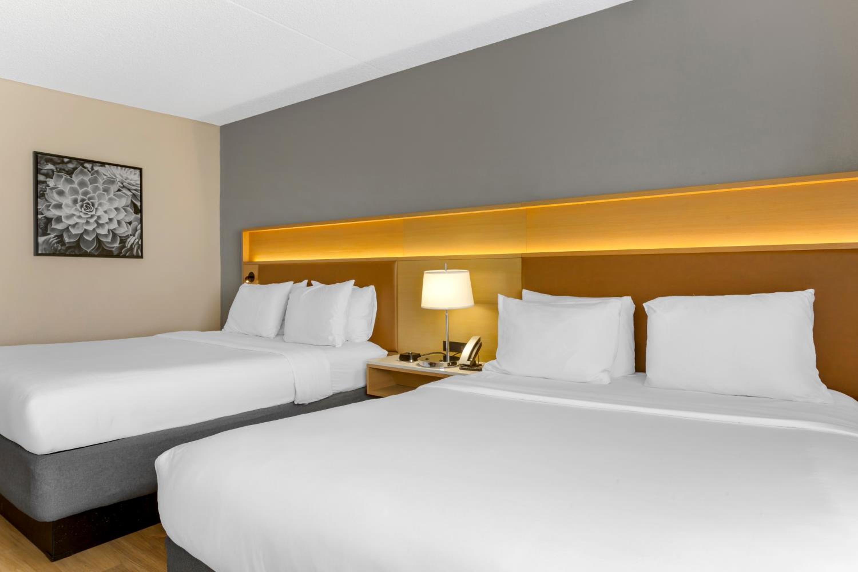 Queen Room with Two Queen Beds - Non Smoking - Photo 1