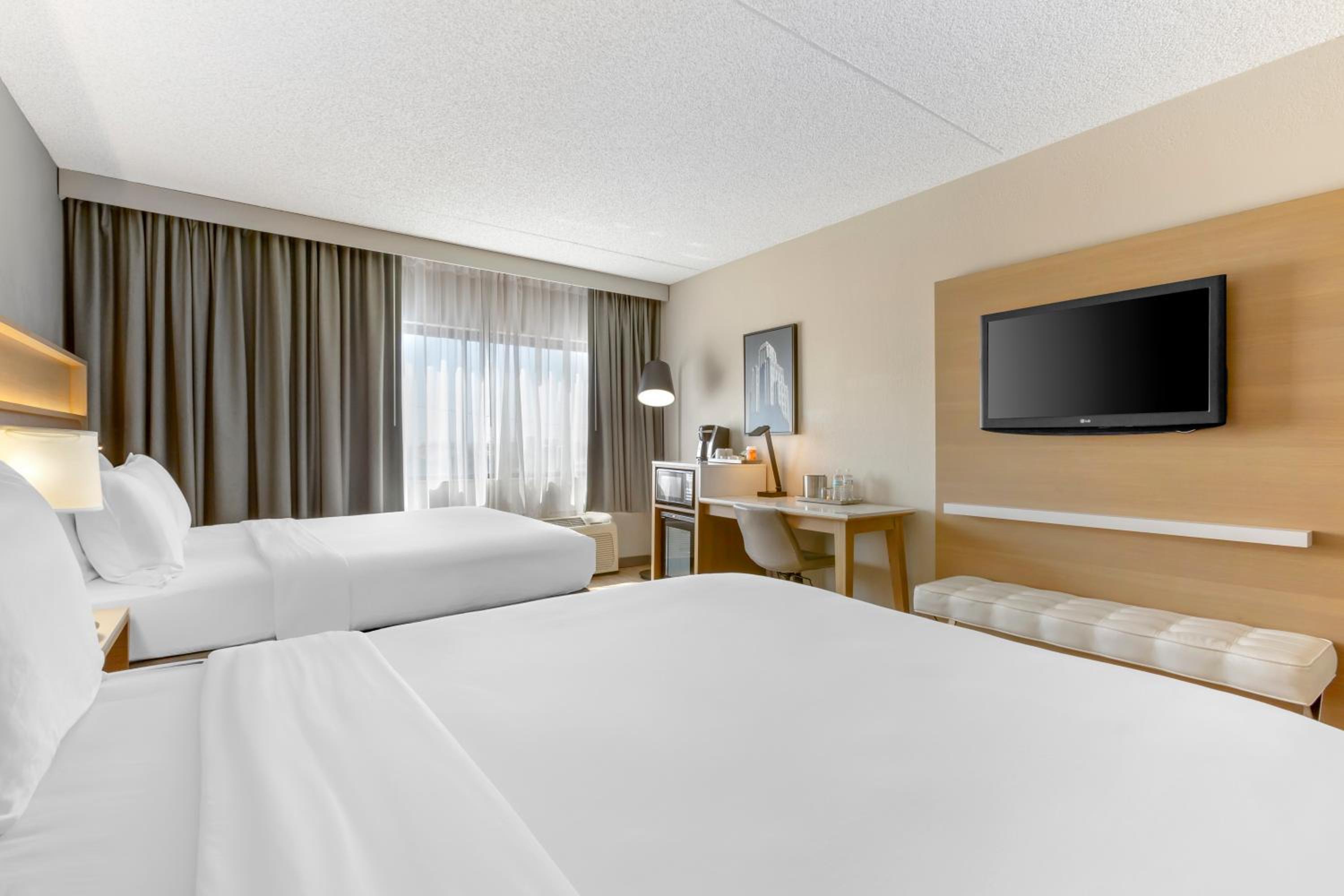 Queen Room with Two Queen Beds - Non Smoking - Photo 2