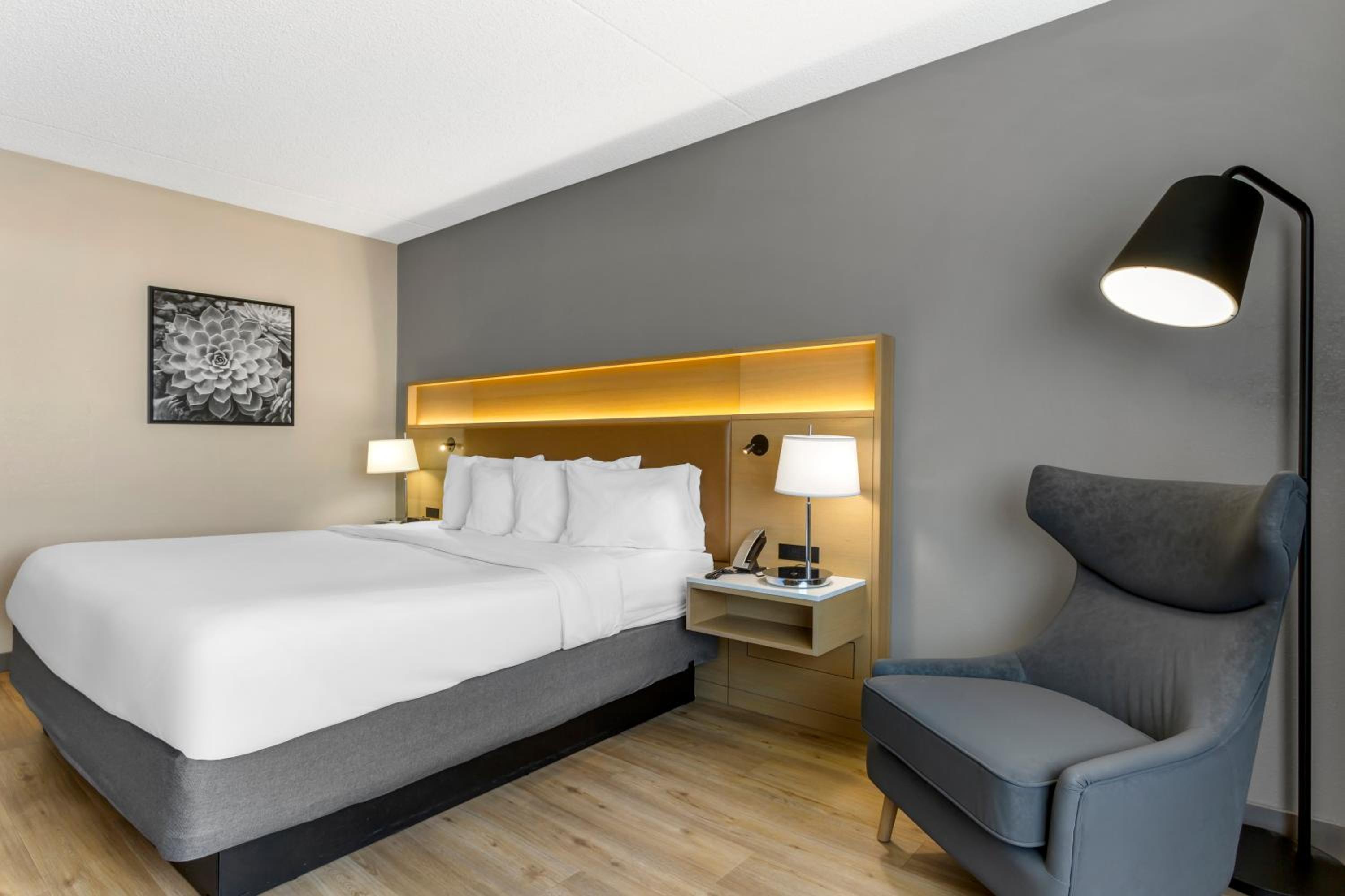 King Room - Non Smoking - Photo 3