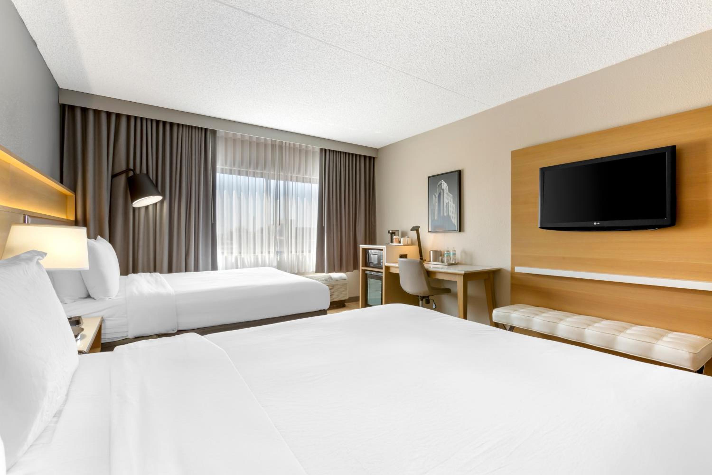 Queen Room with Two Queen Beds - Non Smoking - Photo 3