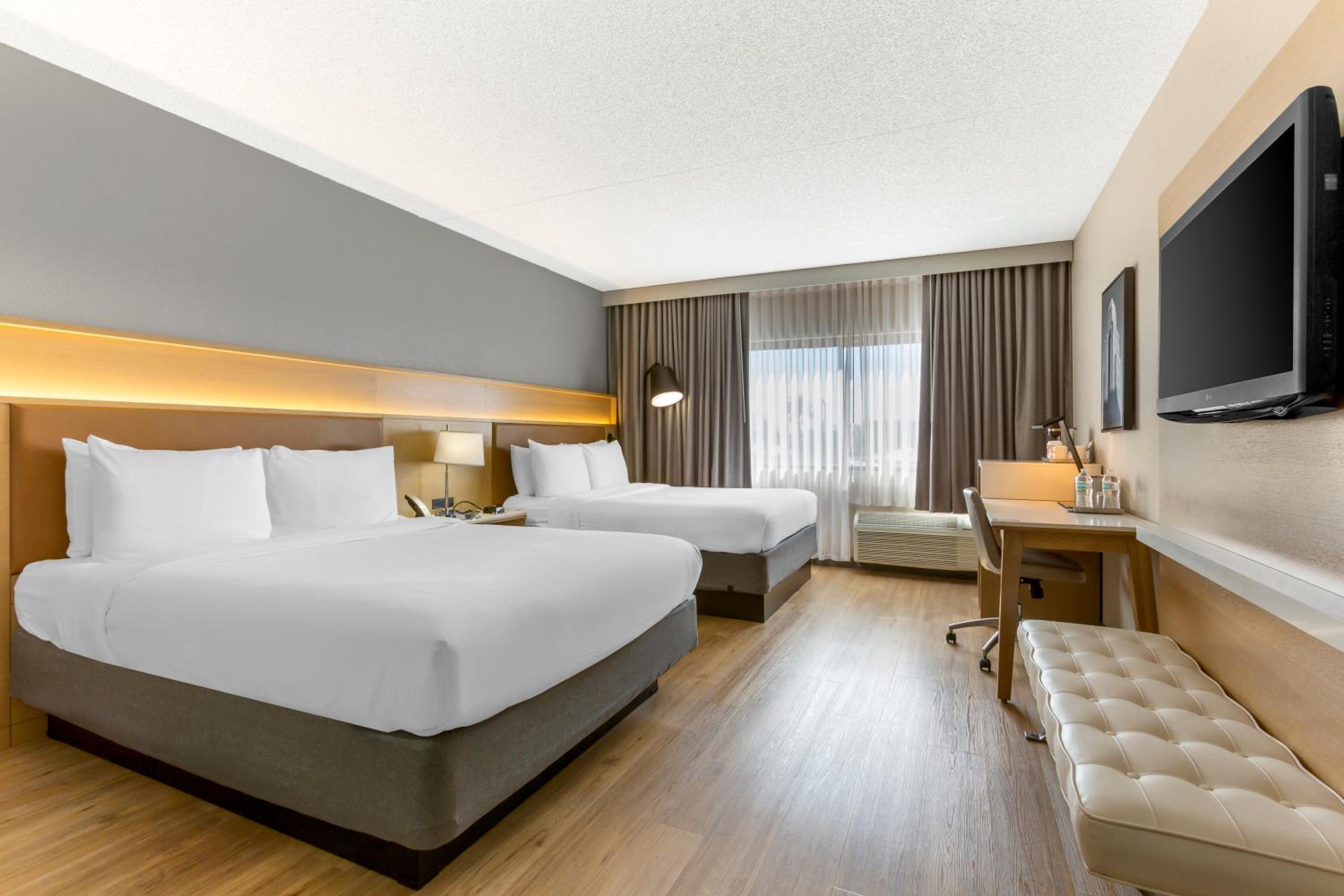 Queen Room with Two Queen Beds - Non Smoking - Photo 4