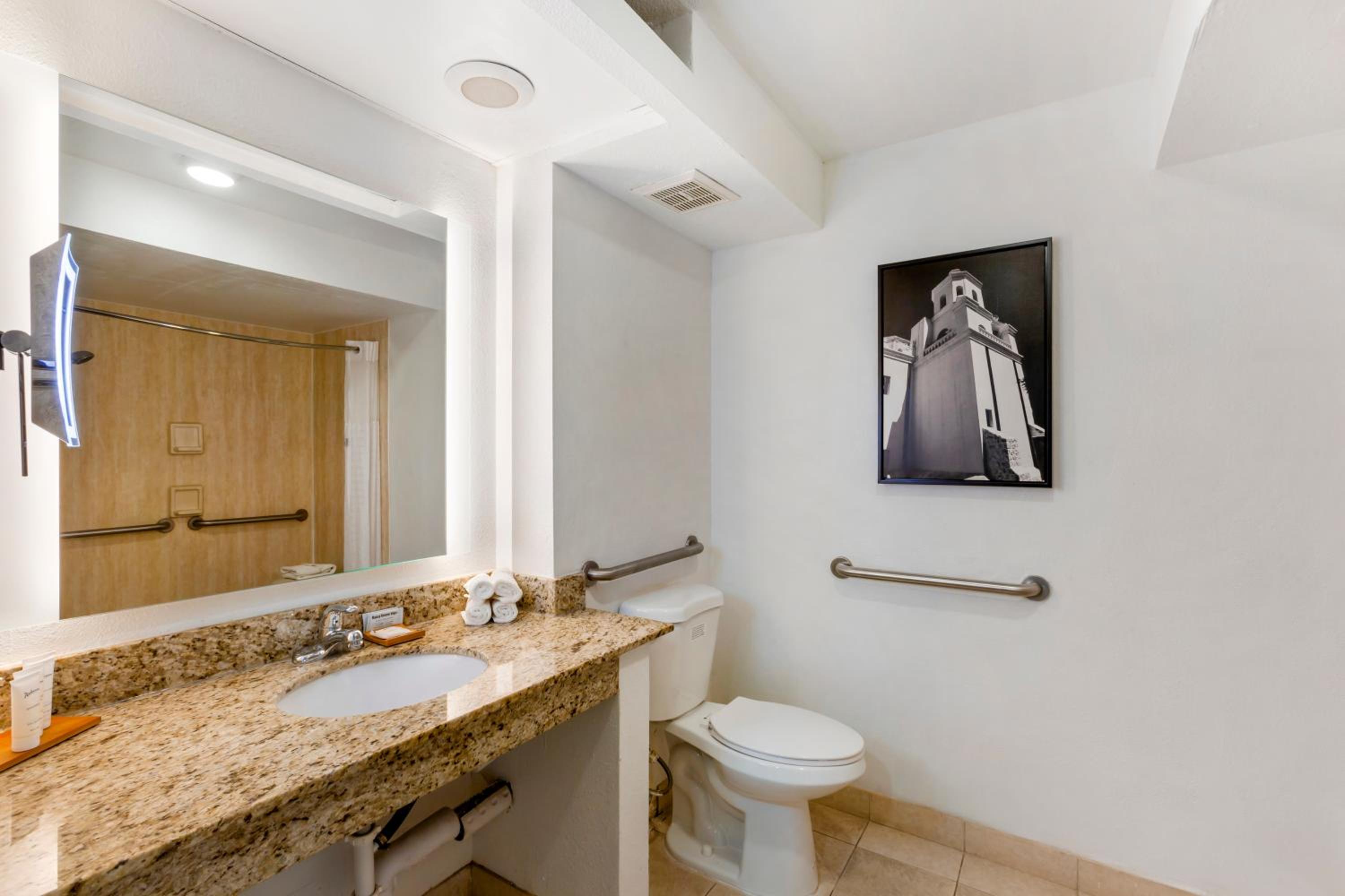 King Room with Roll-In Shower - Disability Access/Non Smoking - Photo 2