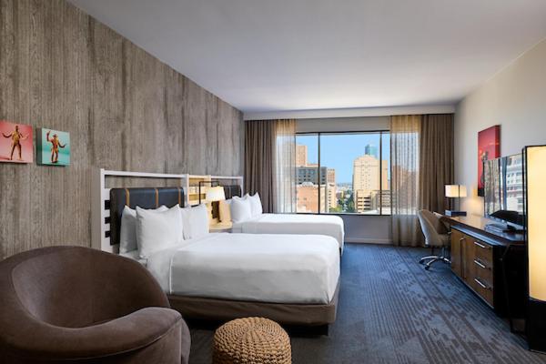 Queen Room with Two Queen Beds with Roll-In Shower - High Floor/Mobility Accessible - Photo 4