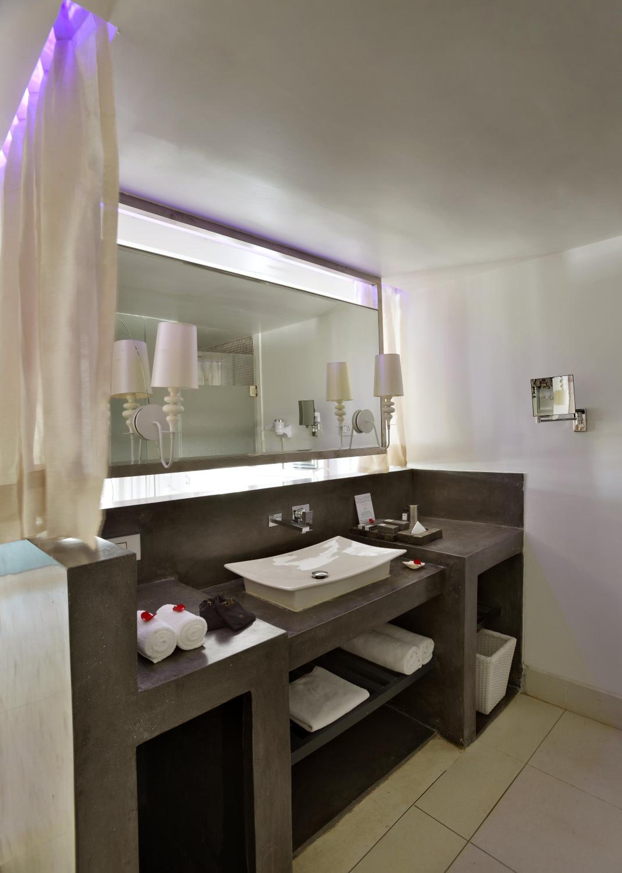 Deluxe Room with balcony (Smoking) (Complimentary Cocktail on Arrival) -  Happy Hours 1+1 from 5 pm to 7 pm on selected brands - Photo 4