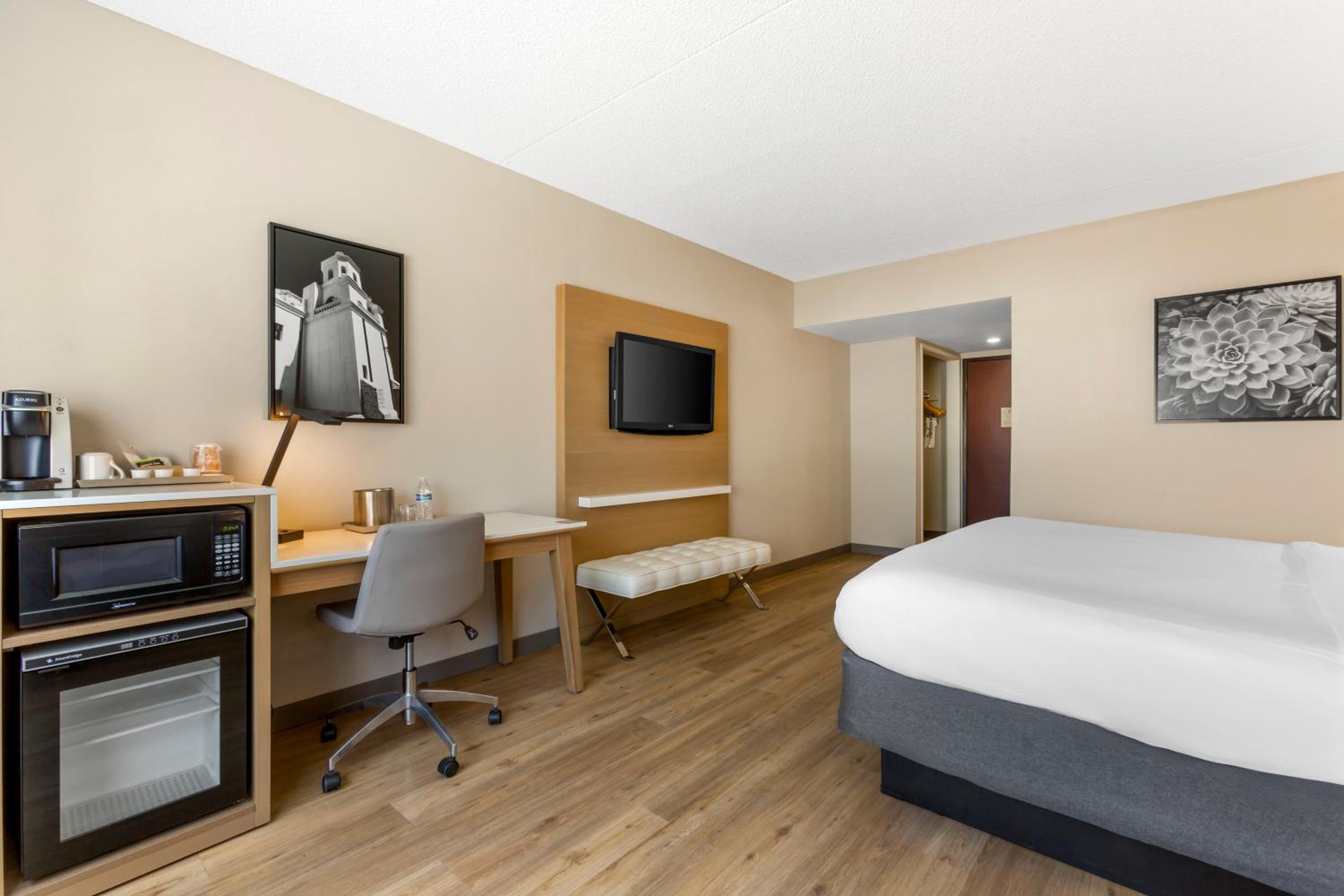 One-Bedroom King Suite - Non Smoking - Photo 4