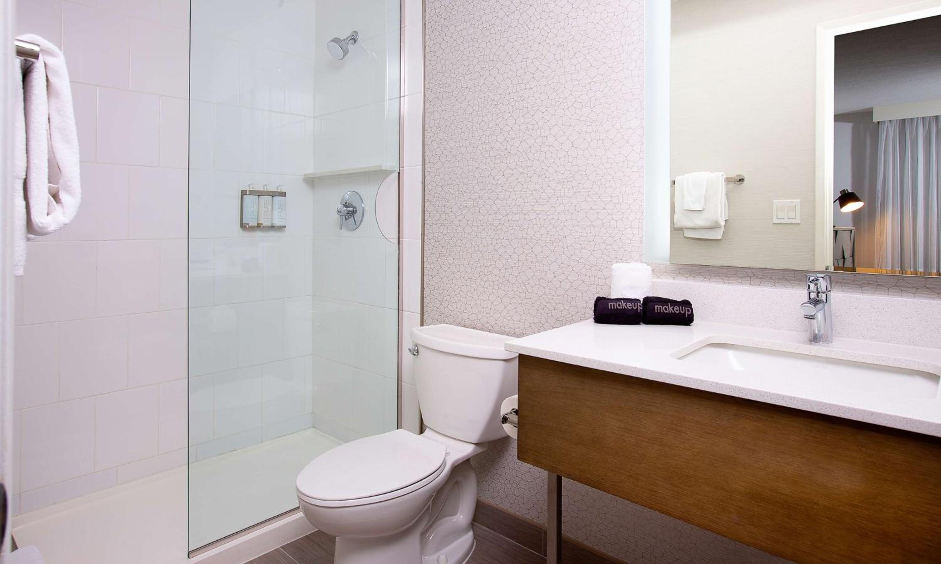 One-Bedroom Suite - Photo 3