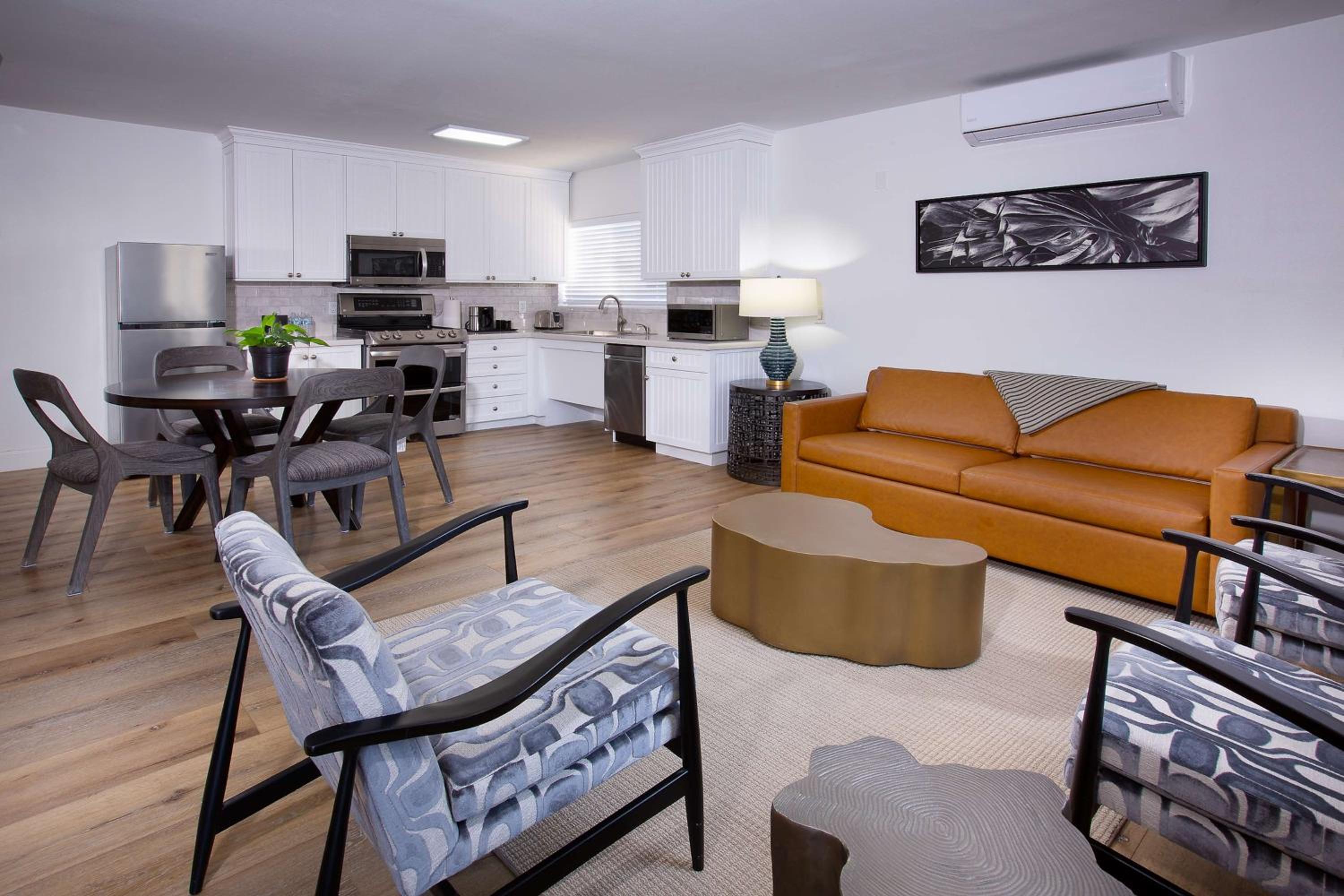 Suite - Photo 3