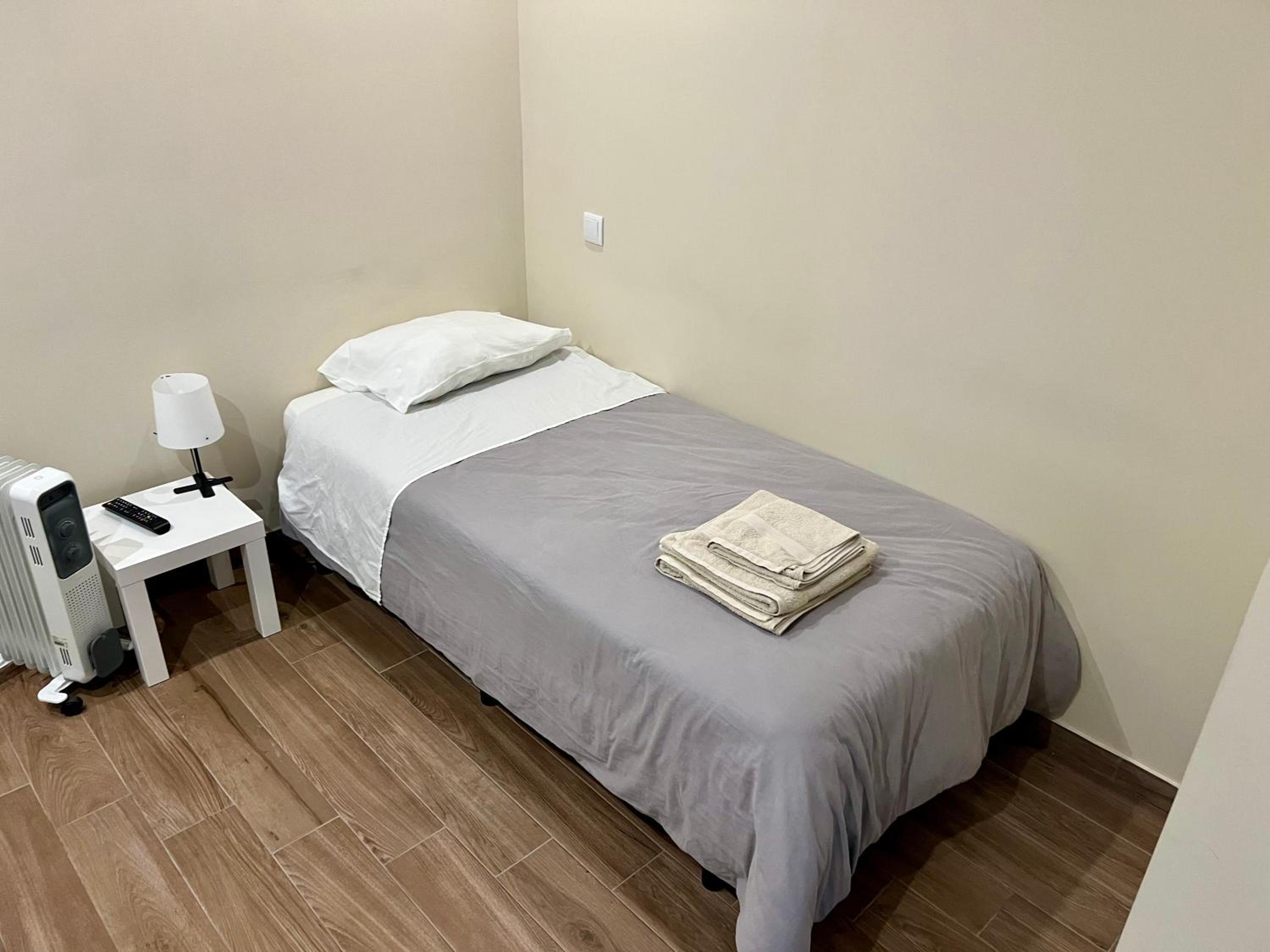 Single Room with Private Bathroom photo 1