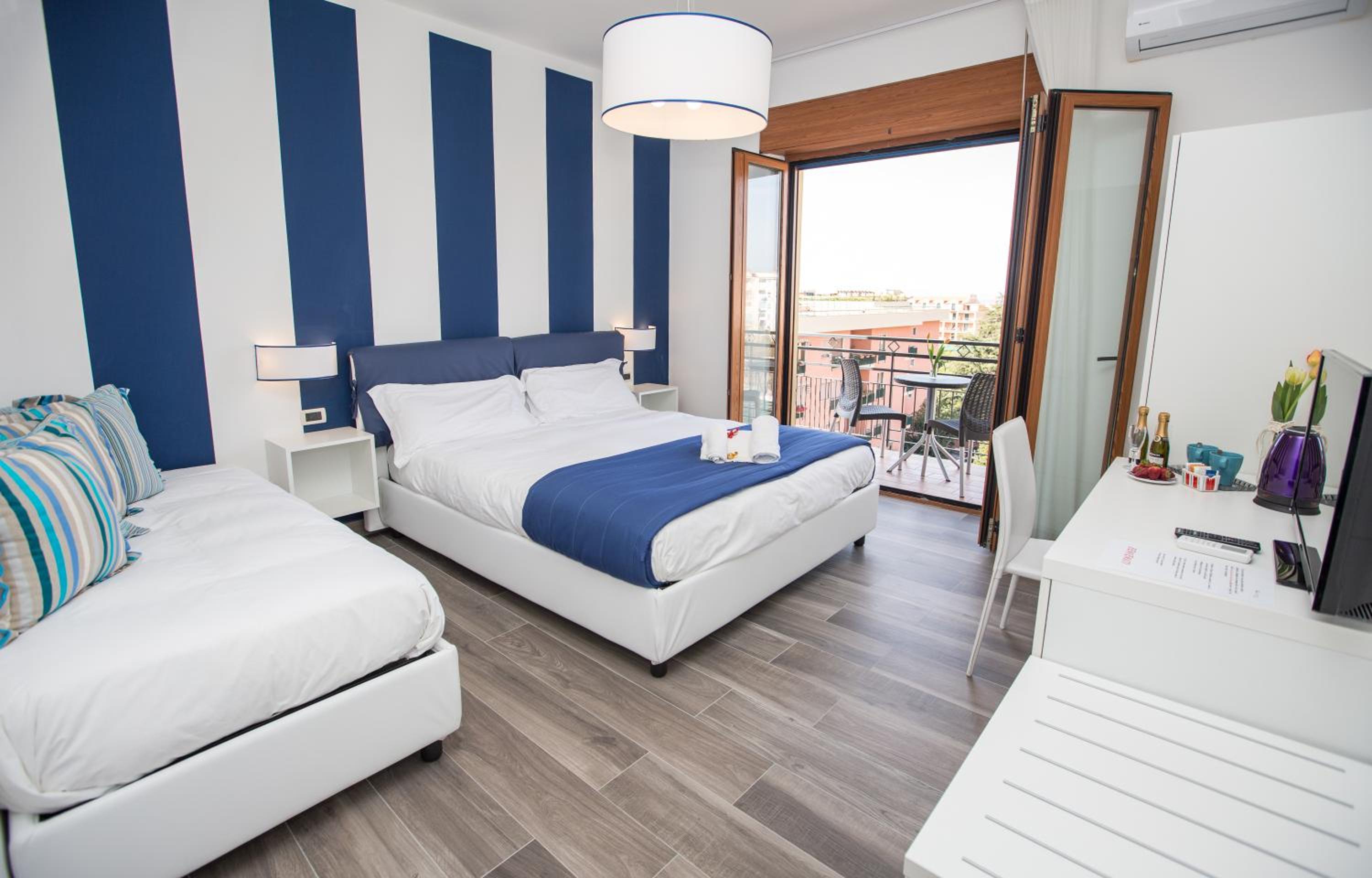 Double Room with Balcony and Sea View - Photo 4