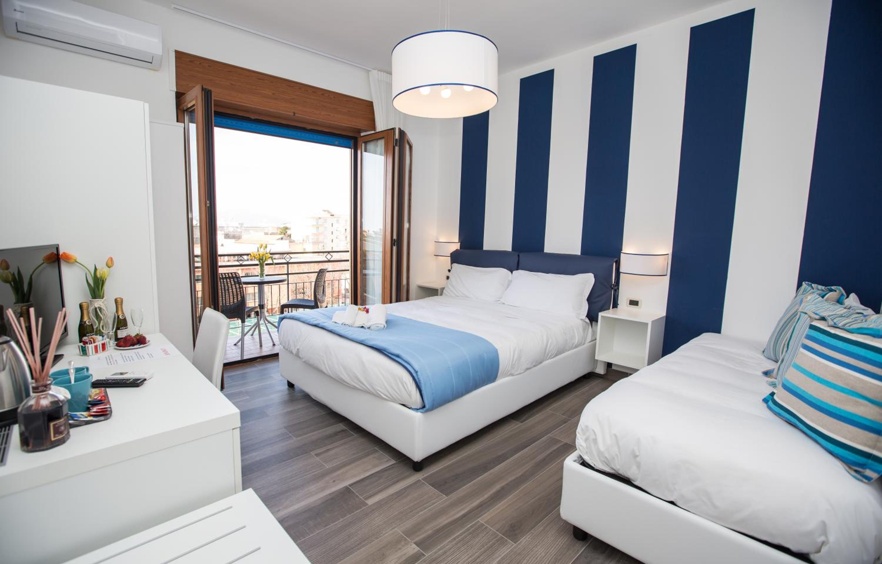 Double Room with Balcony and Sea View - Photo 5