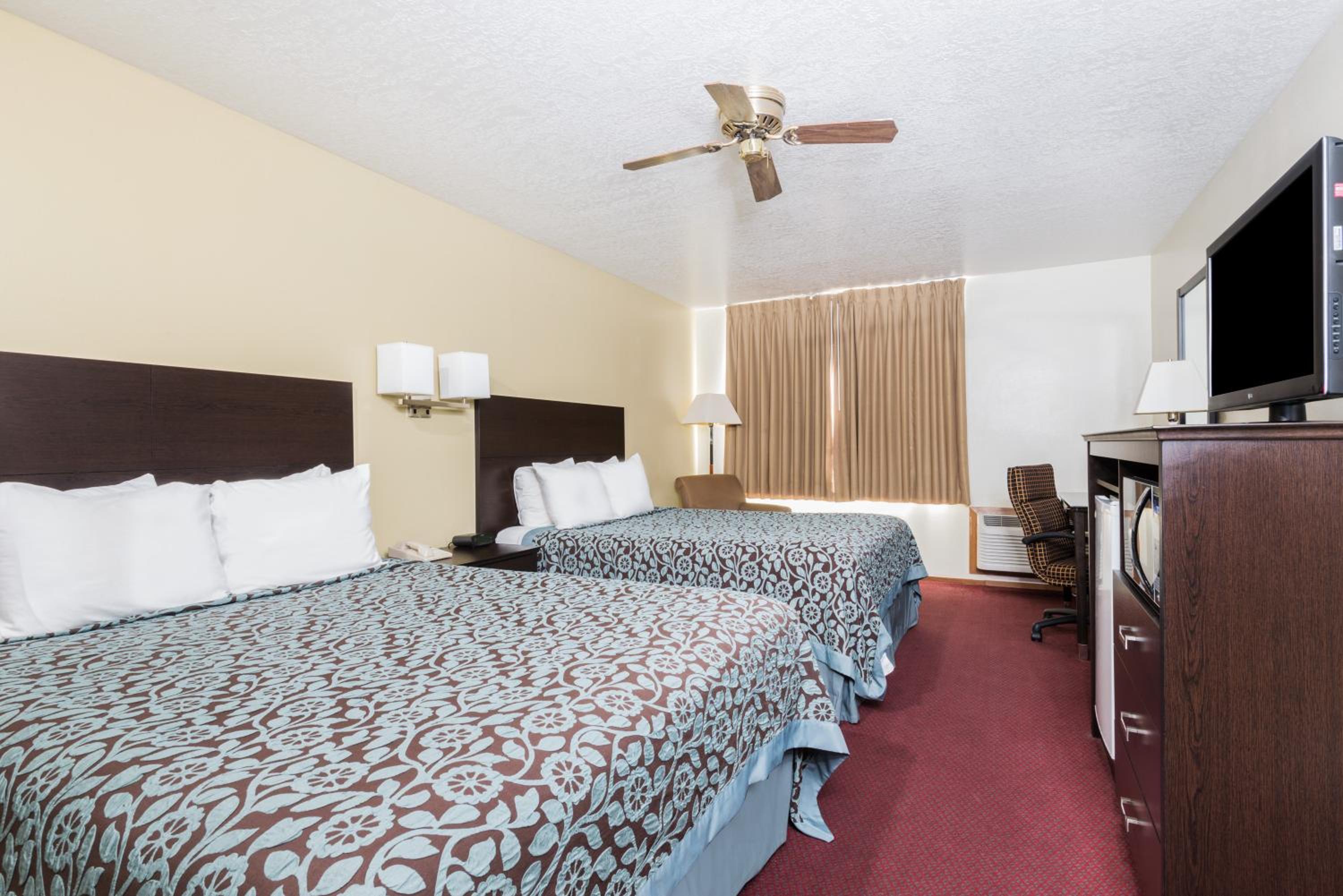 Queen Room with Two Queen Beds - Non-Smoking - Photo 4