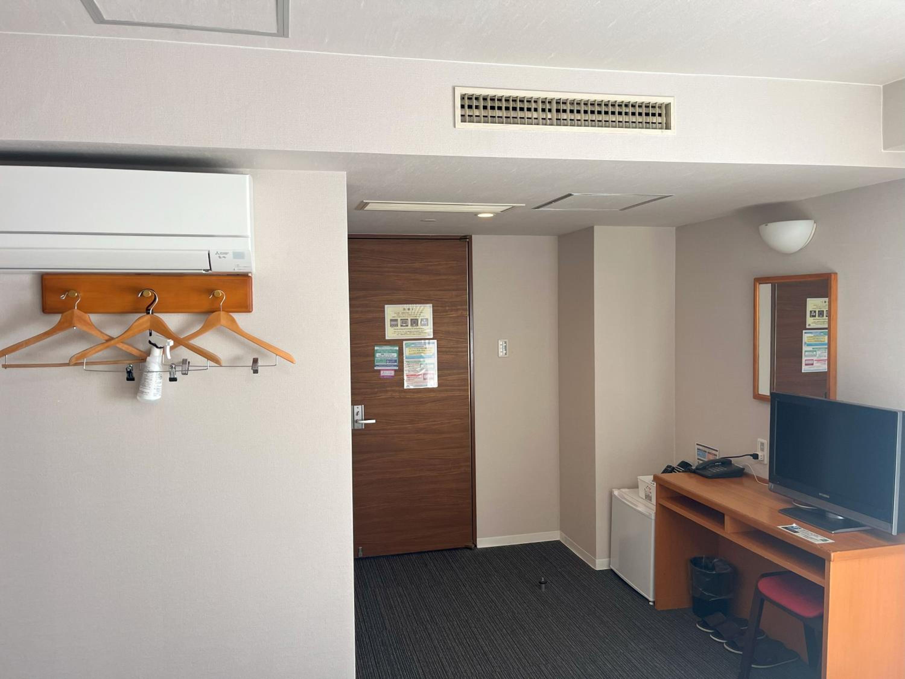 Twin Room - Non-Smoking photo 2