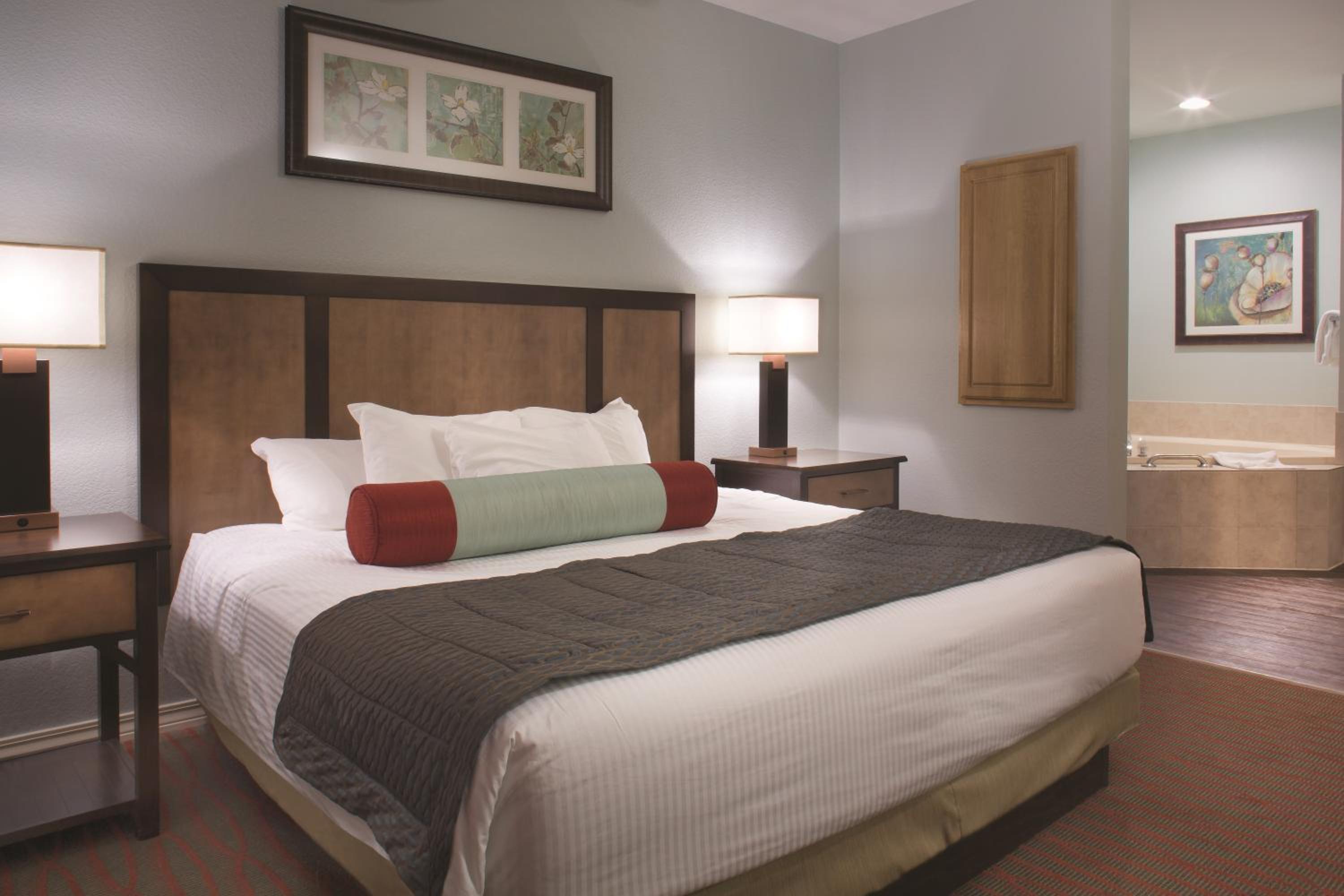Deluxe One-Bedroom Suite