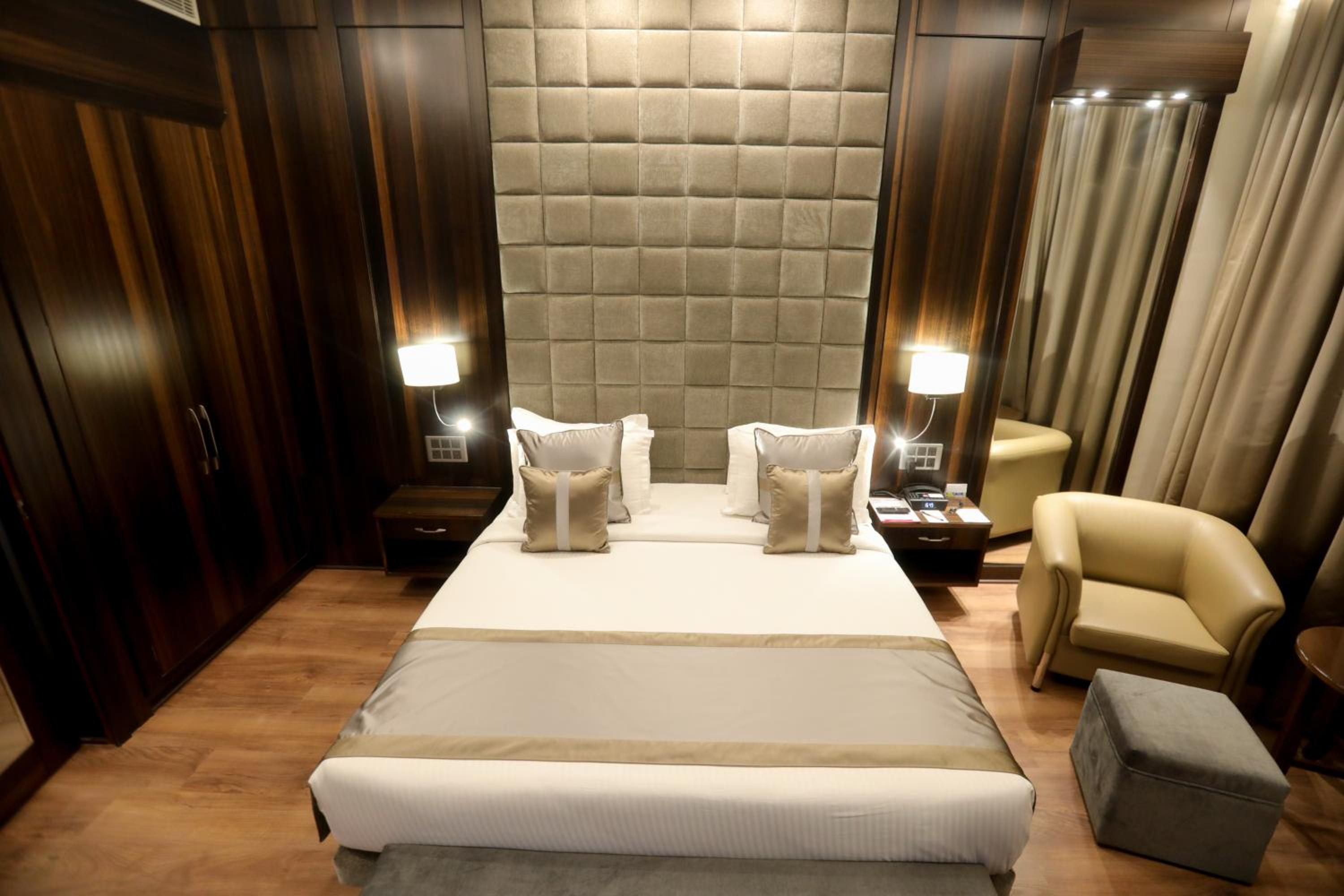 Premium Club Room with One King Bed - Non-Smoking