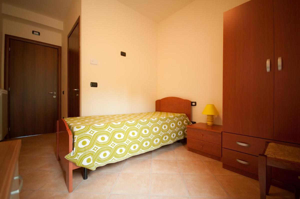 Single Room with Bathroom photo 3