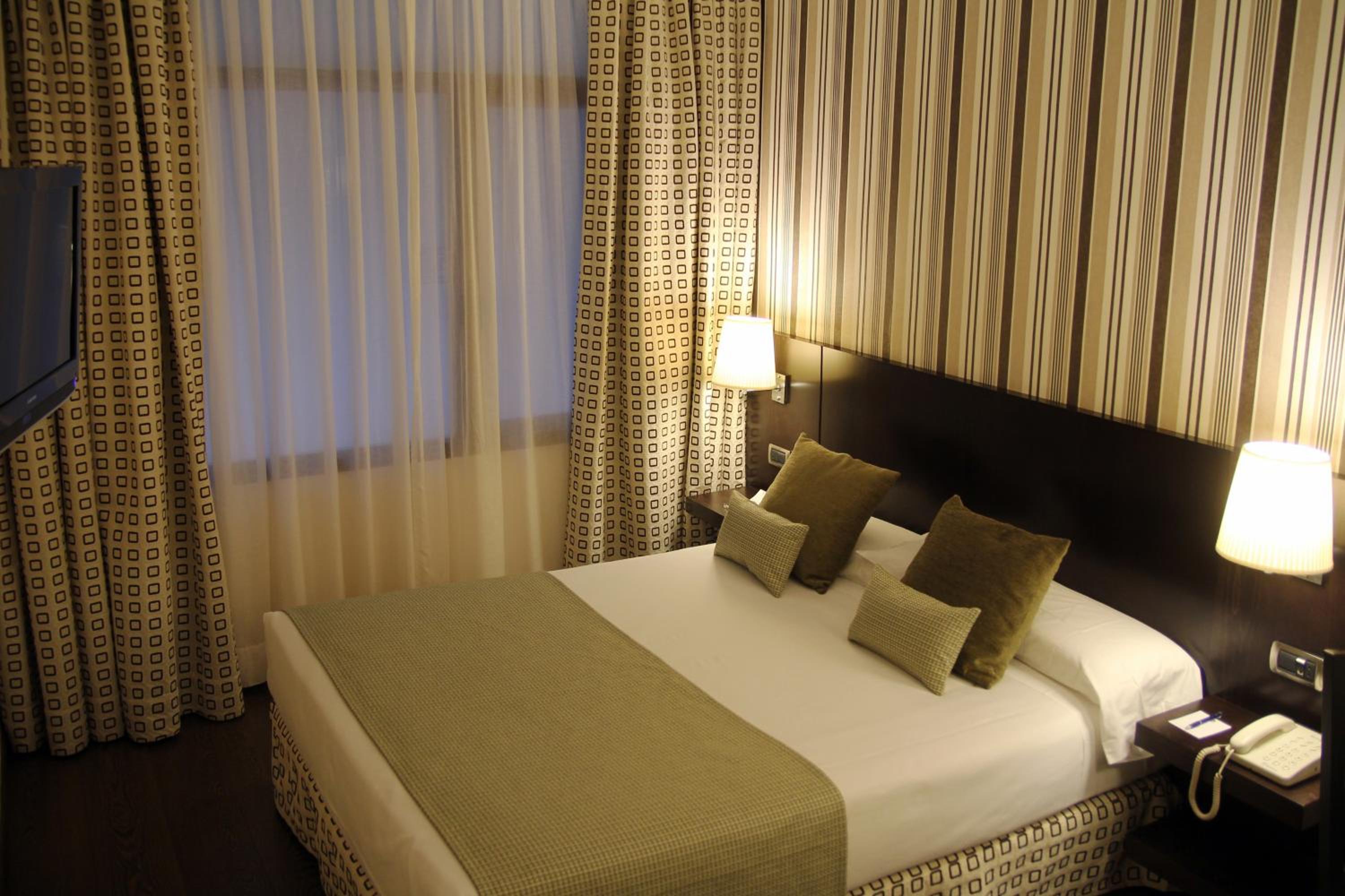 Small Interior Double Room - Photo 3
