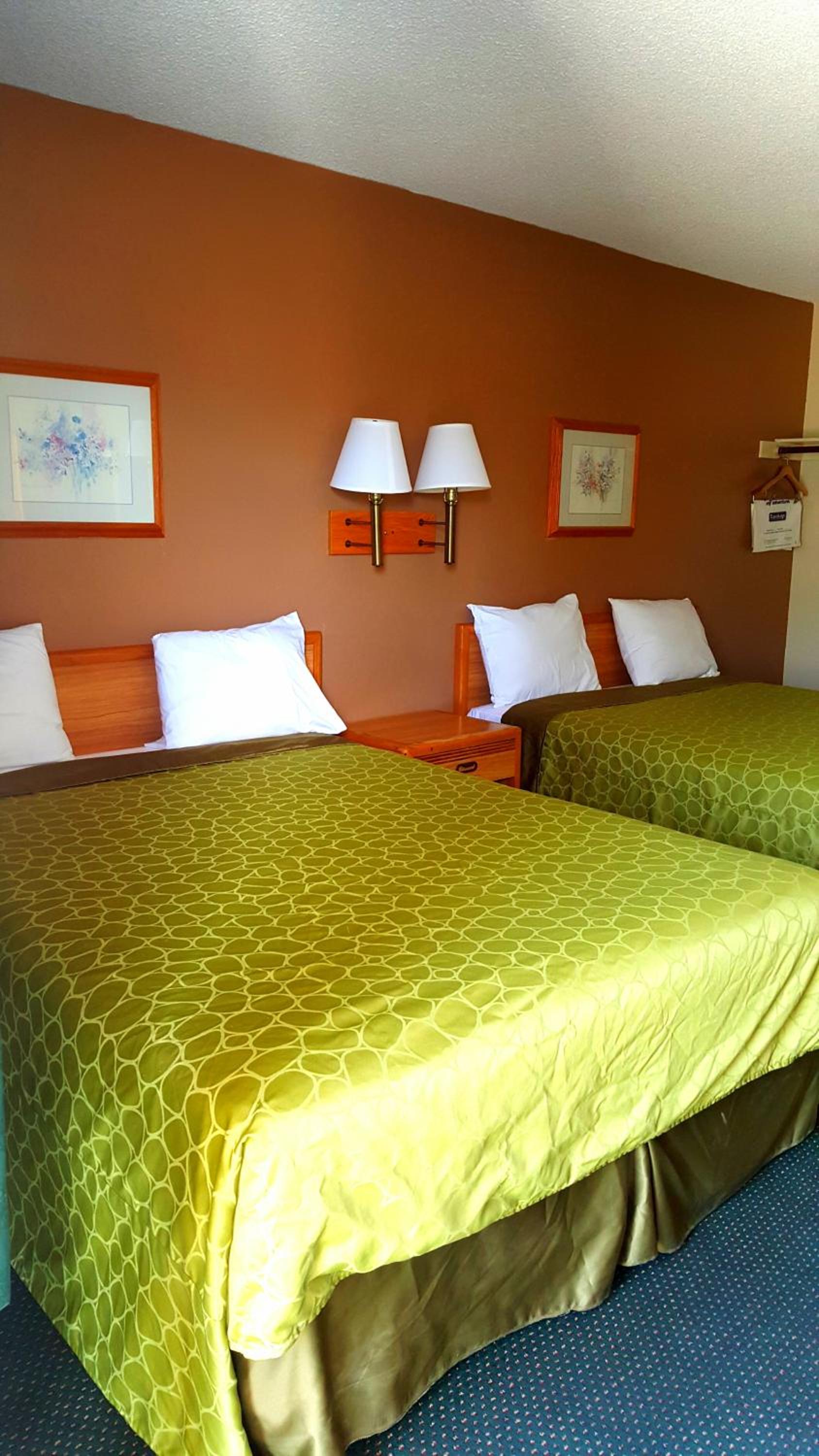 Queen Room with Two Queen Beds - Non-Smoking photo 1