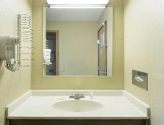 Queen Room - Non-Smoking - Photo 5