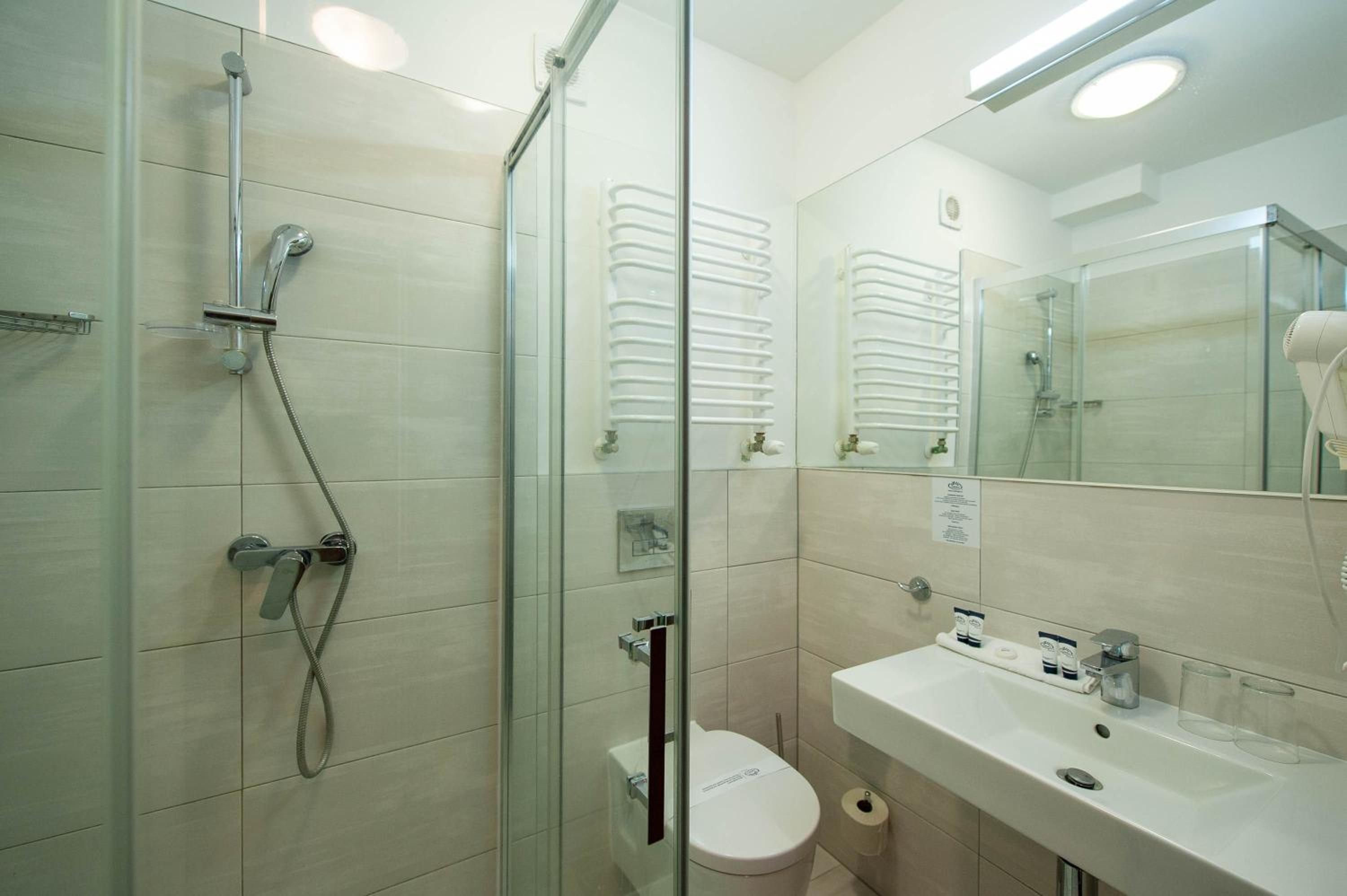 Double Room with Balcony - Photo 7
