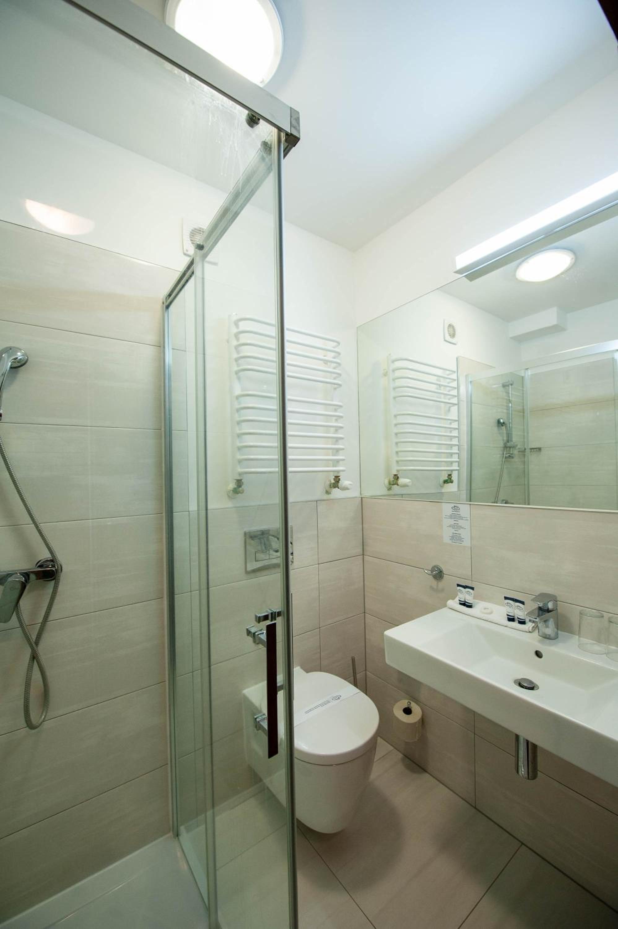 Double Room with Balcony - Photo 3