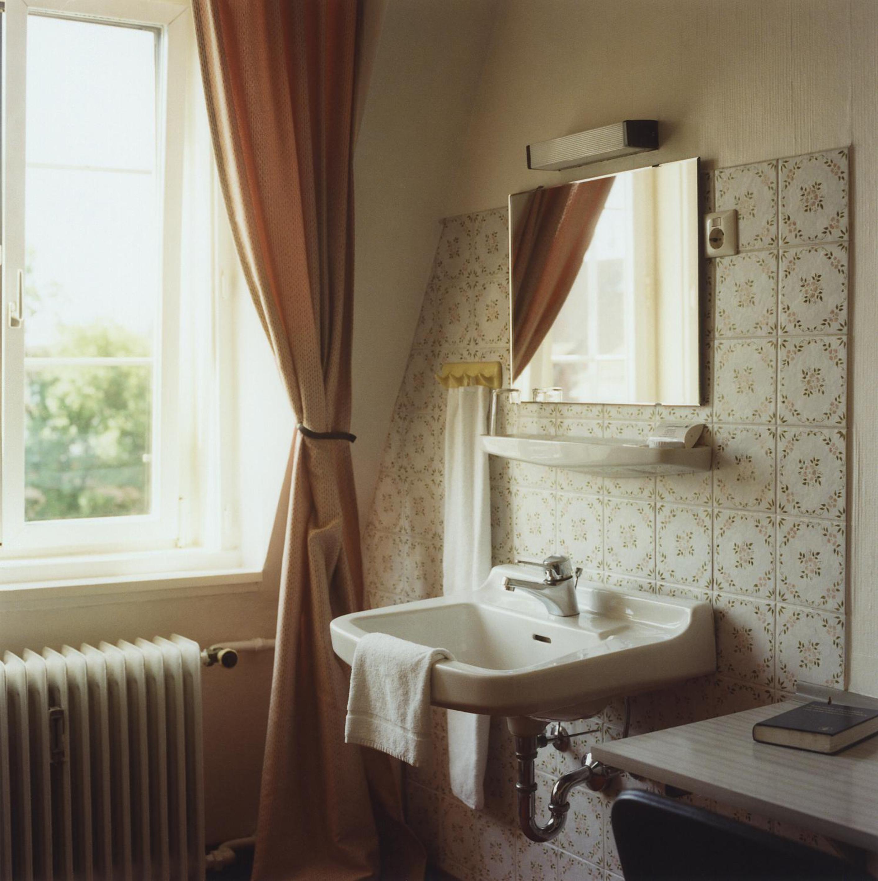 Basic Single Room with Shared Bathroom photo 2