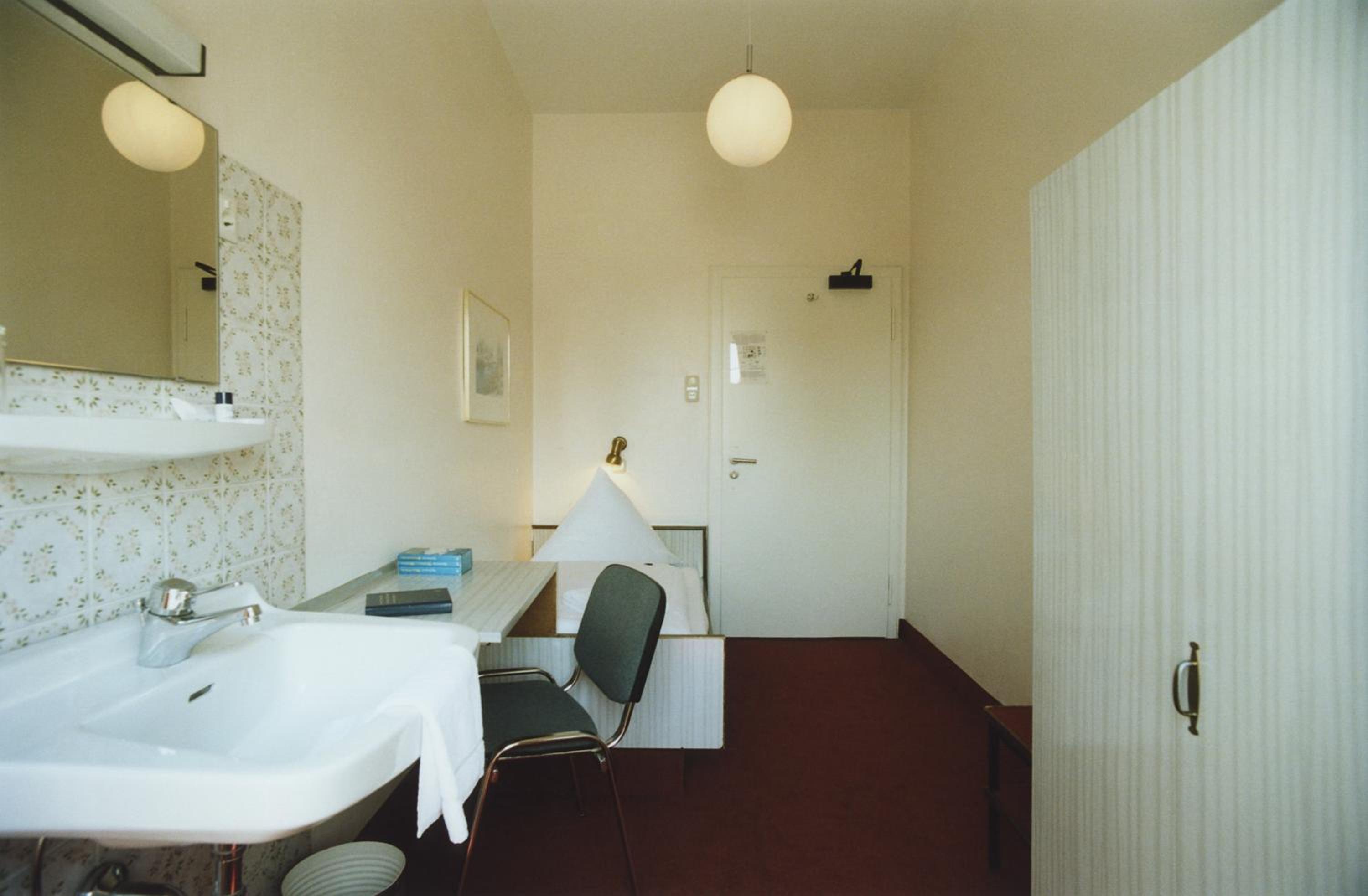 Basic Single Room with Shared Bathroom photo 1