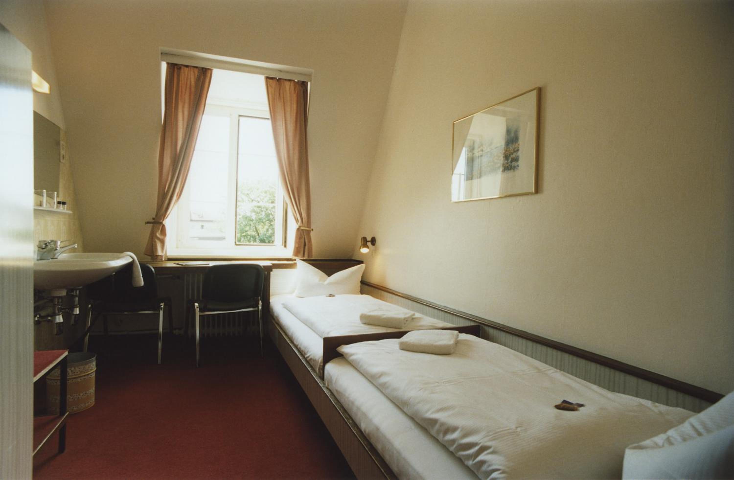 Basic Double or Twin Room with Shared Bathroom photo 2