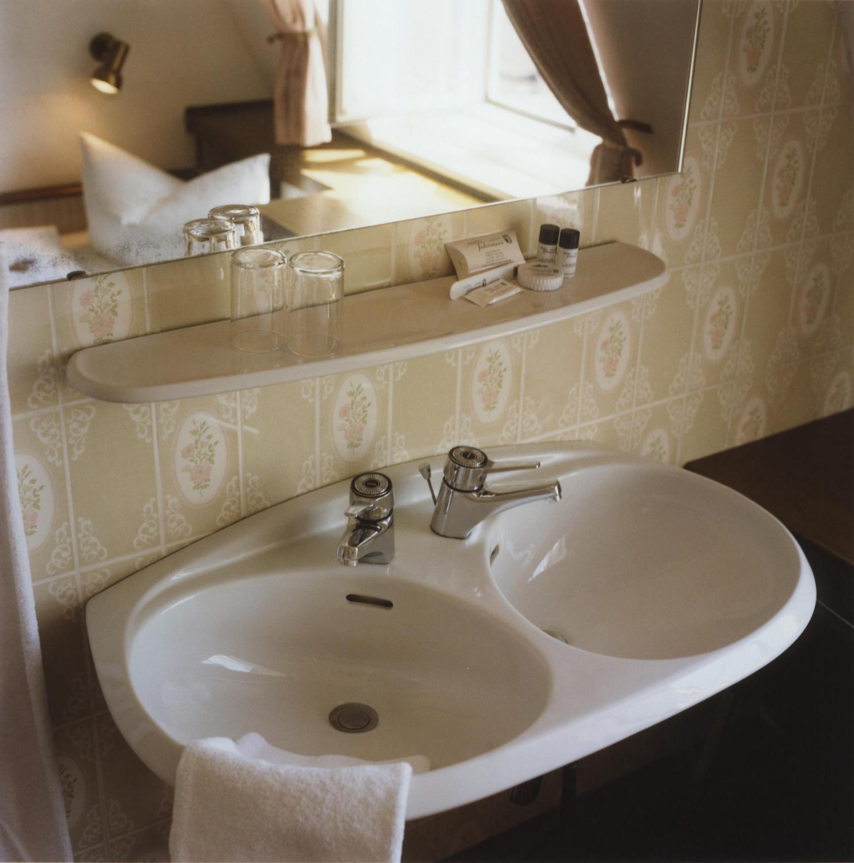 Basic Double or Twin Room with Shared Bathroom photo 3